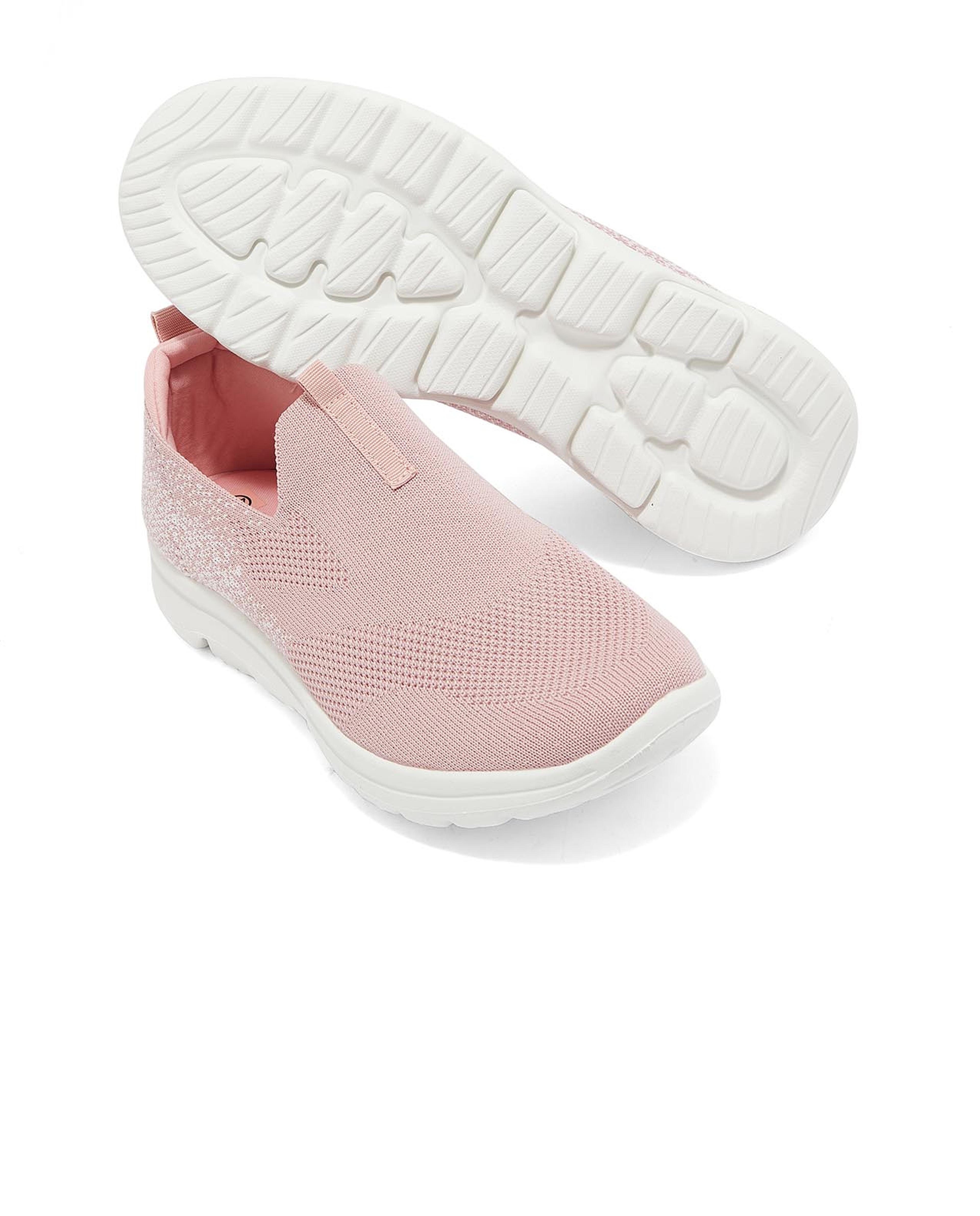 حذاء سليب أون محبوك