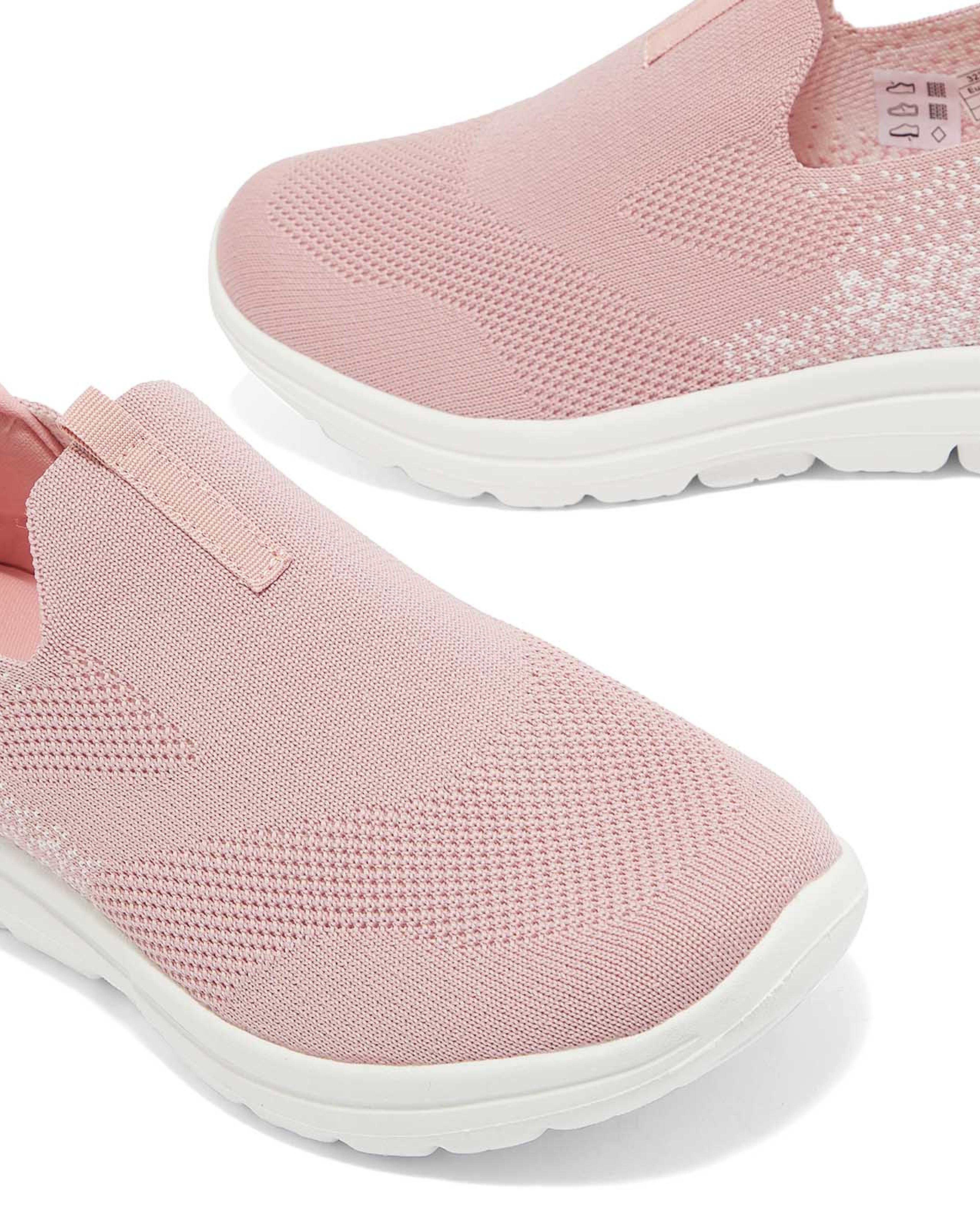 حذاء سليب أون محبوك