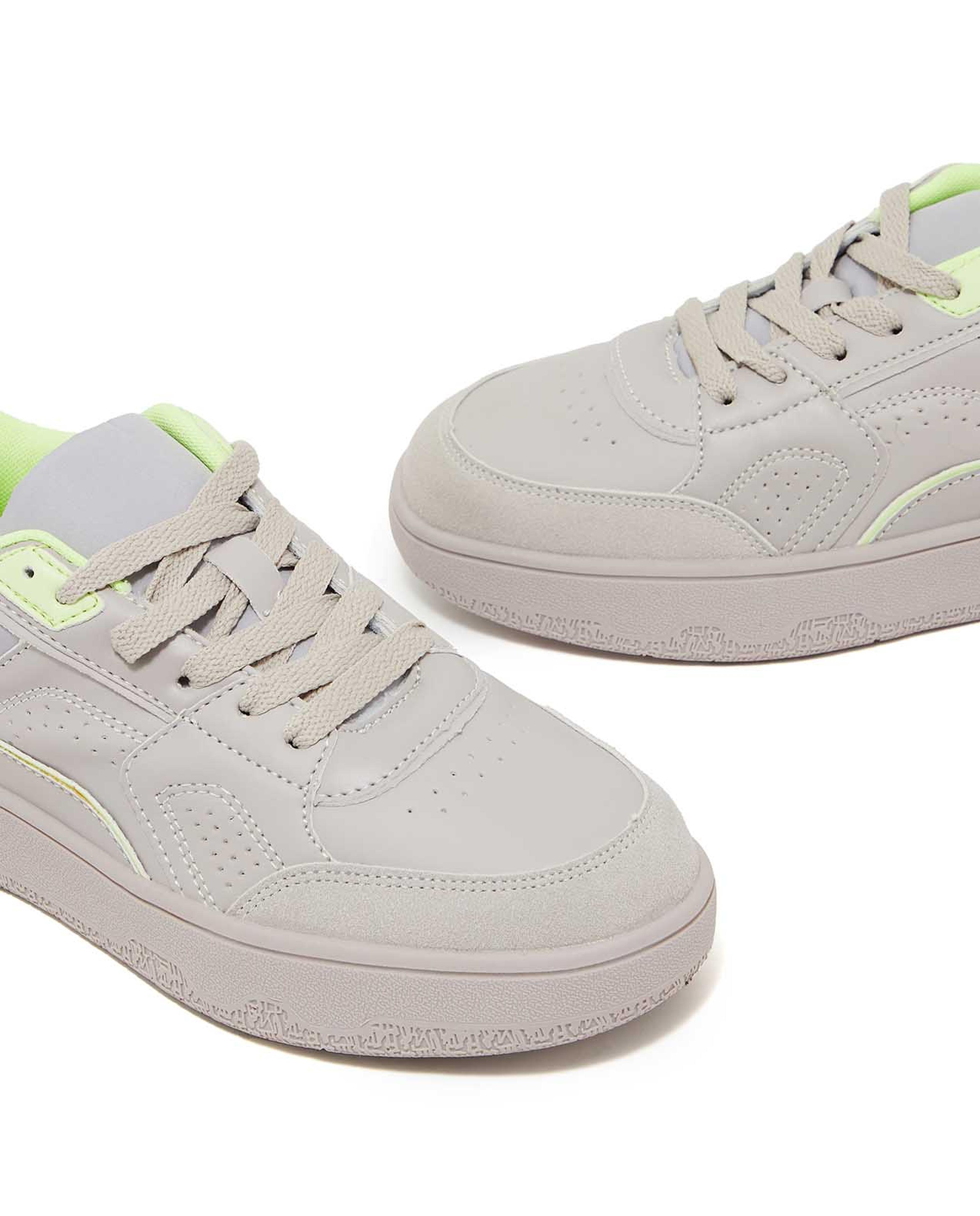 سنيكرز برباط بألوان متباينة