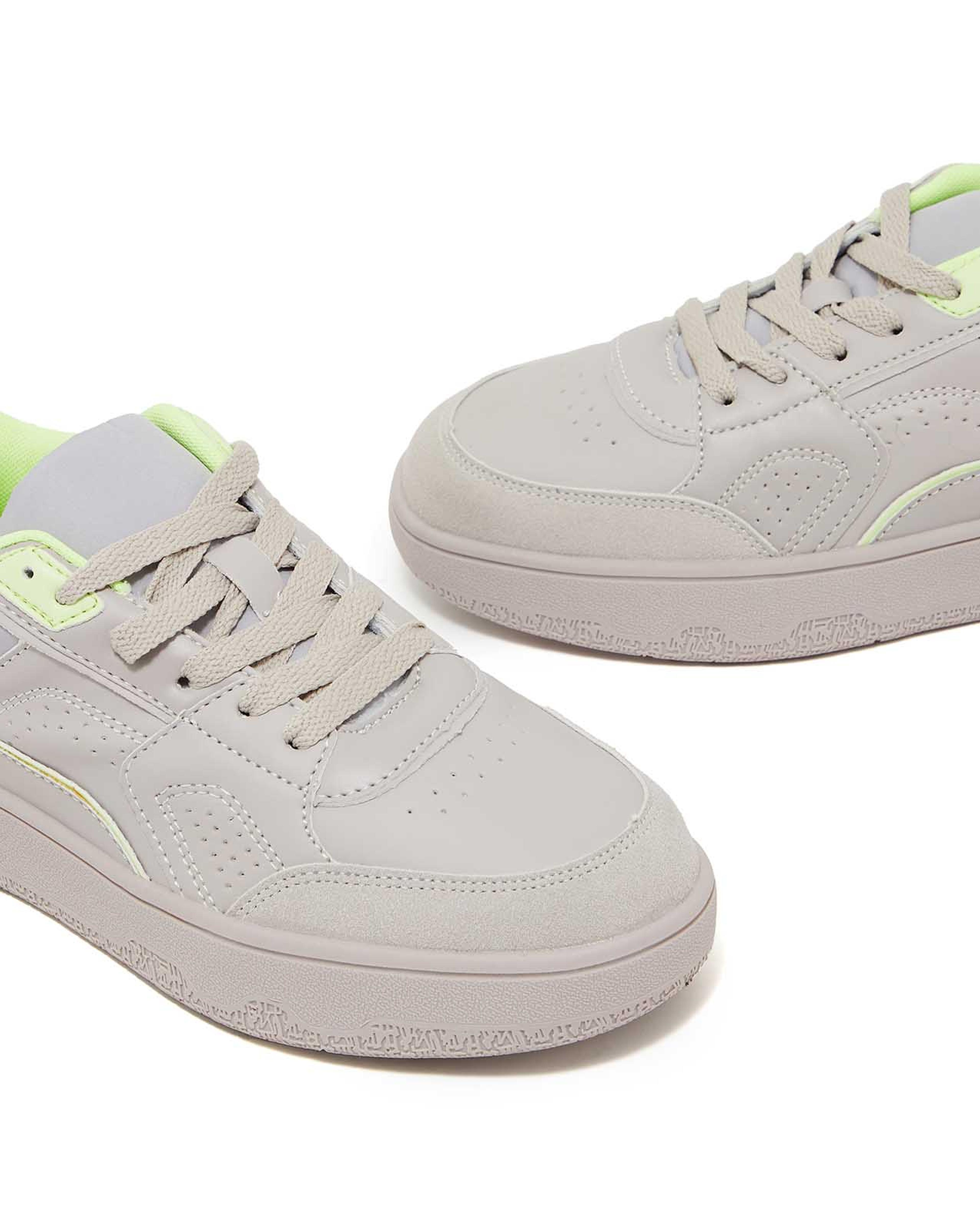 سنيكرز برباط بألوان متباينة