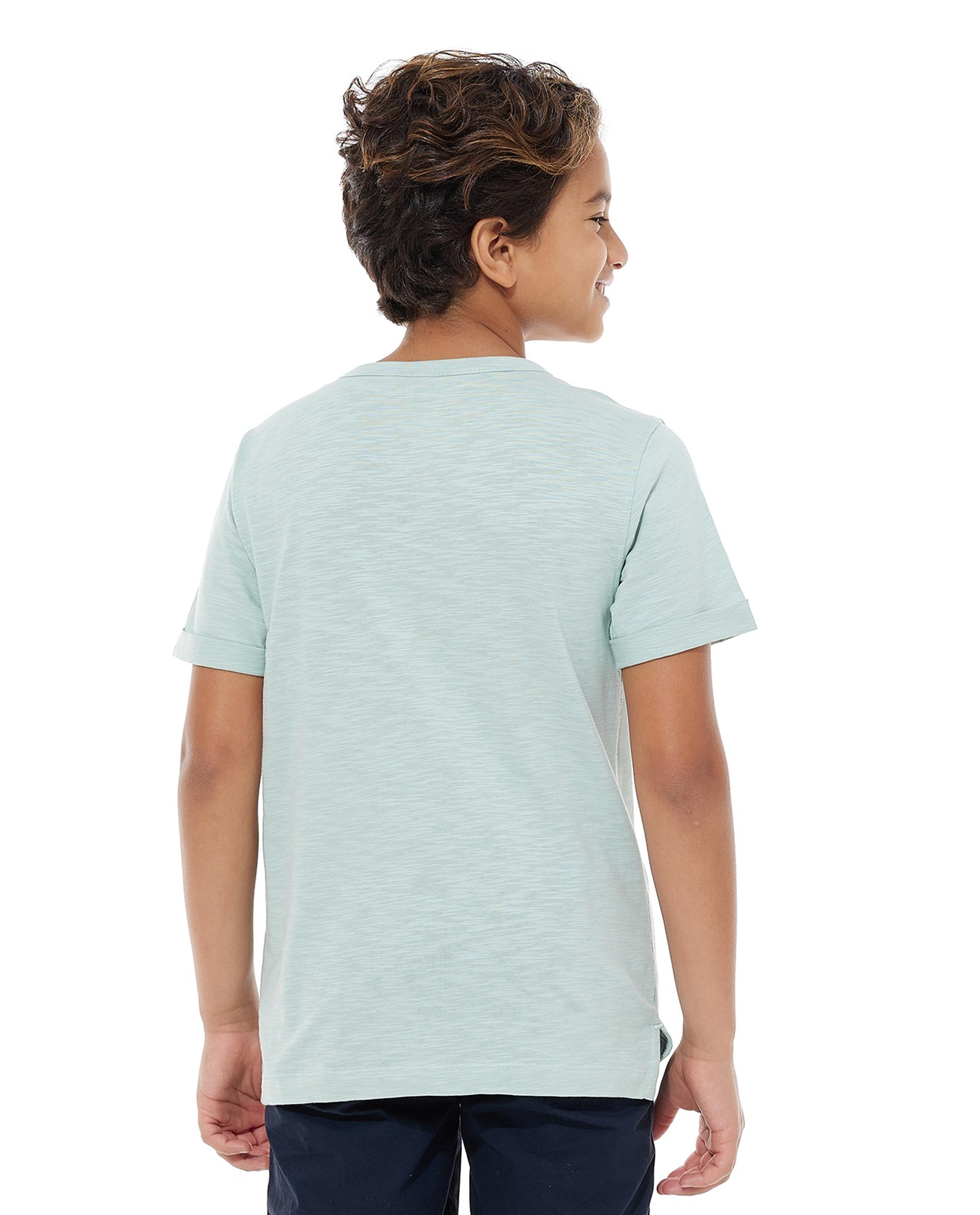 تيشيرت سادة بياقة واسعة وأكمام قصيرة