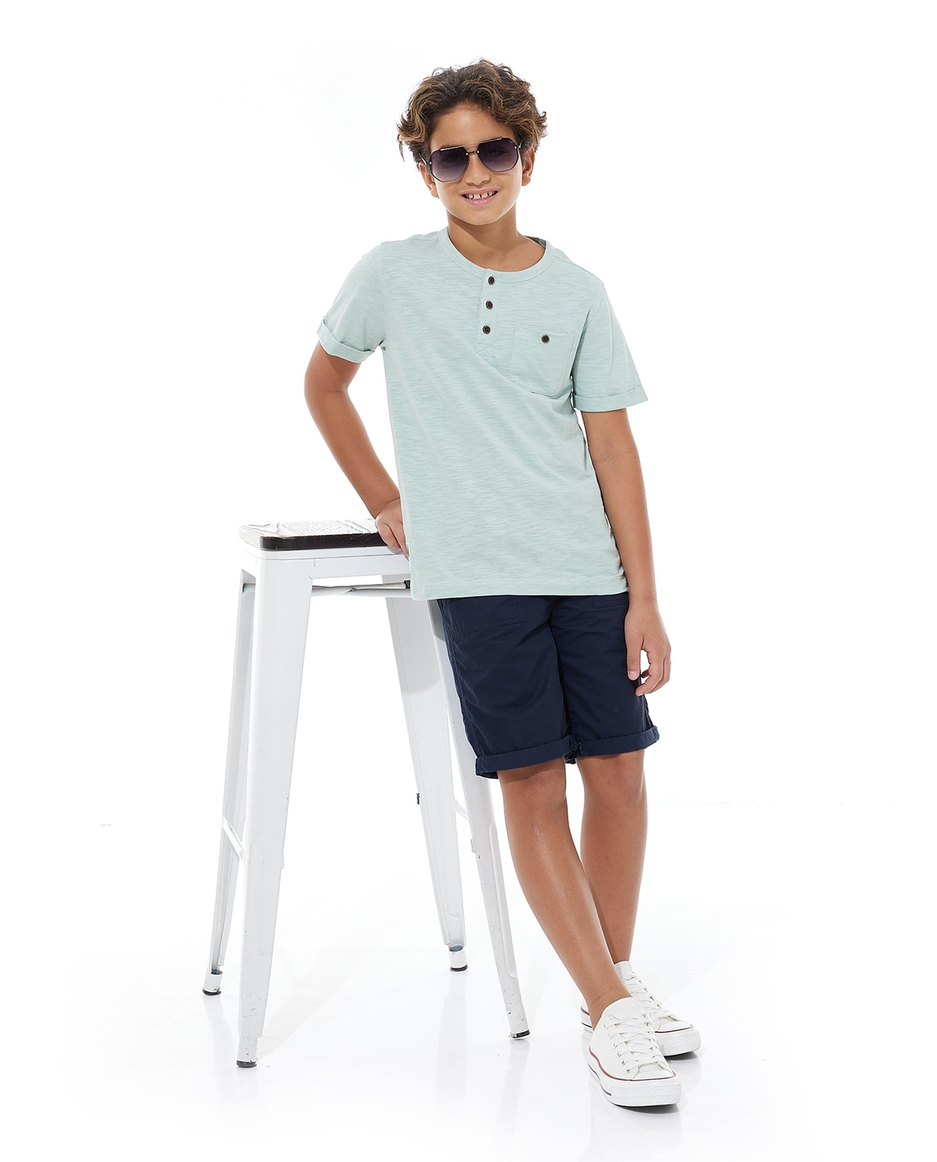 تيشيرت سادة بياقة واسعة وأكمام قصيرة