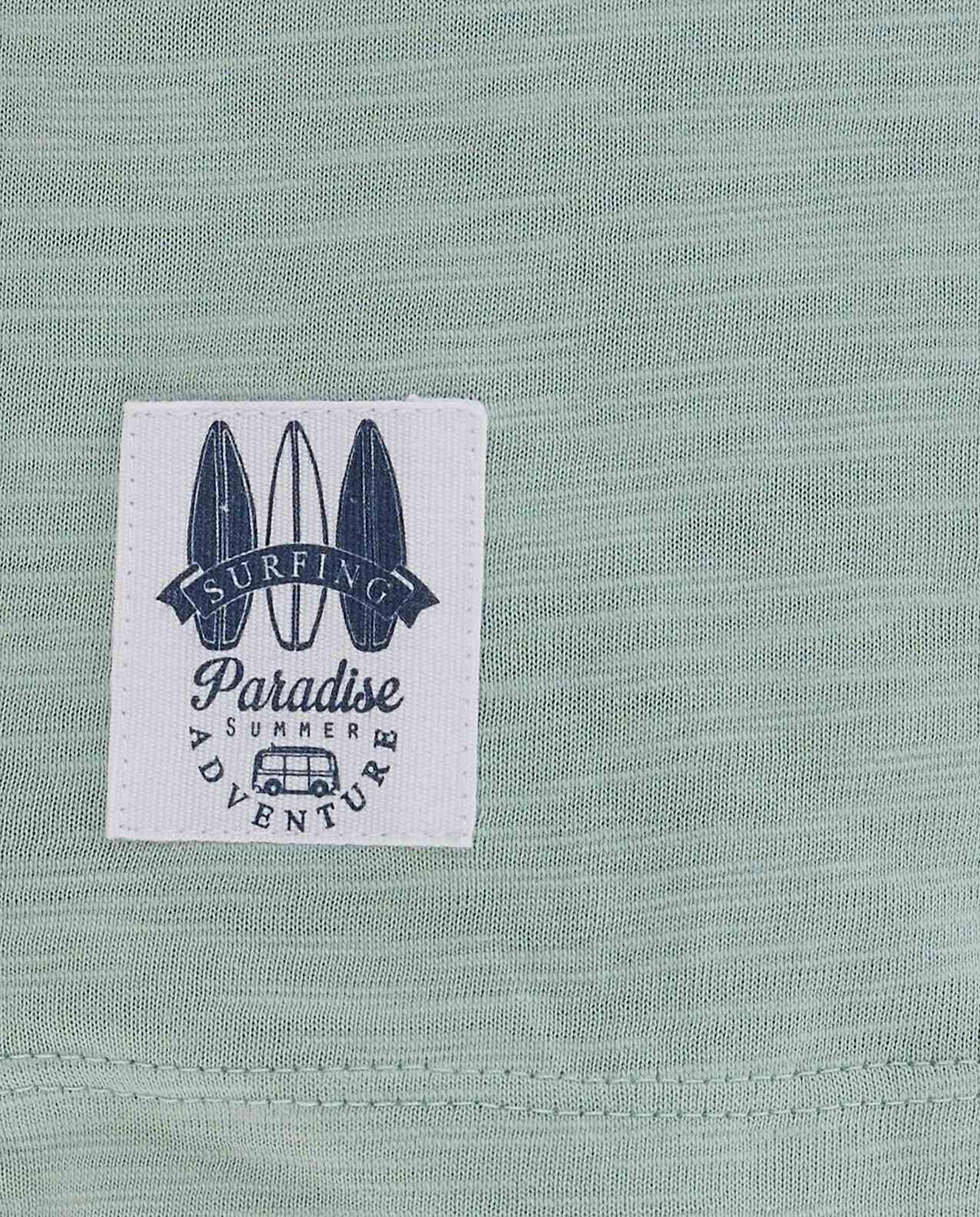 تيشيرت سادة بياقة واسعة وأكمام قصيرة