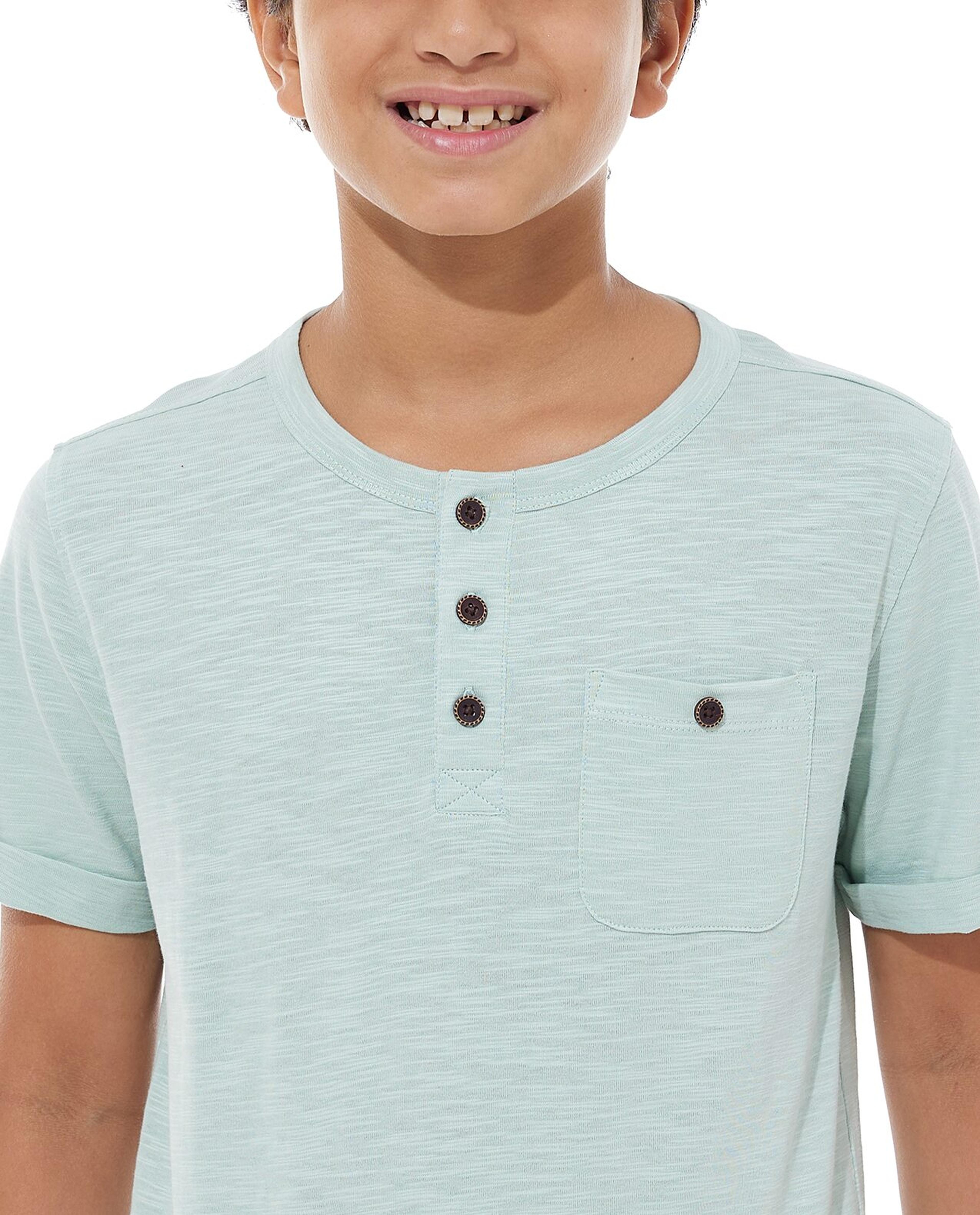 تيشيرت سادة بياقة واسعة وأكمام قصيرة