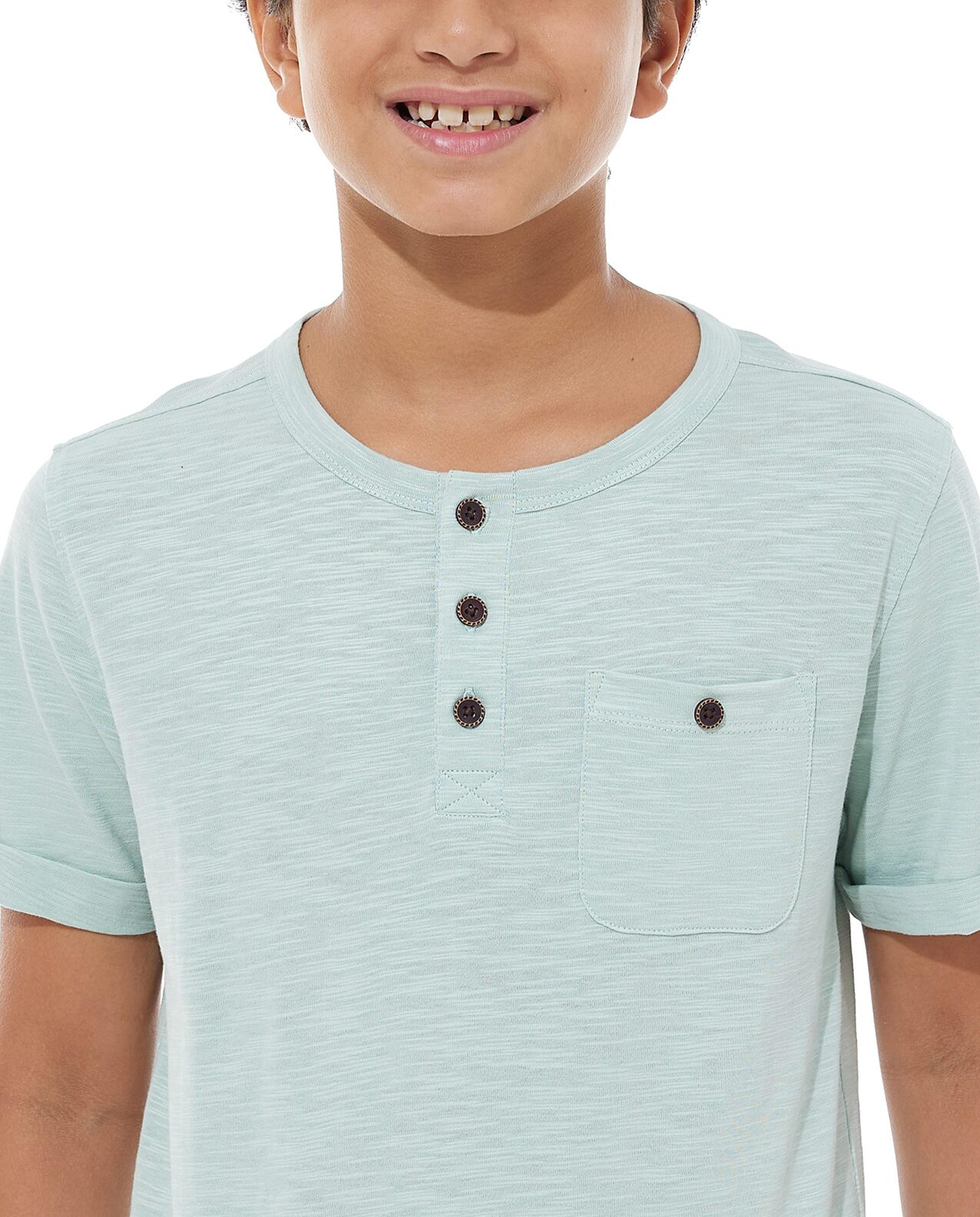 تيشيرت سادة بياقة واسعة وأكمام قصيرة