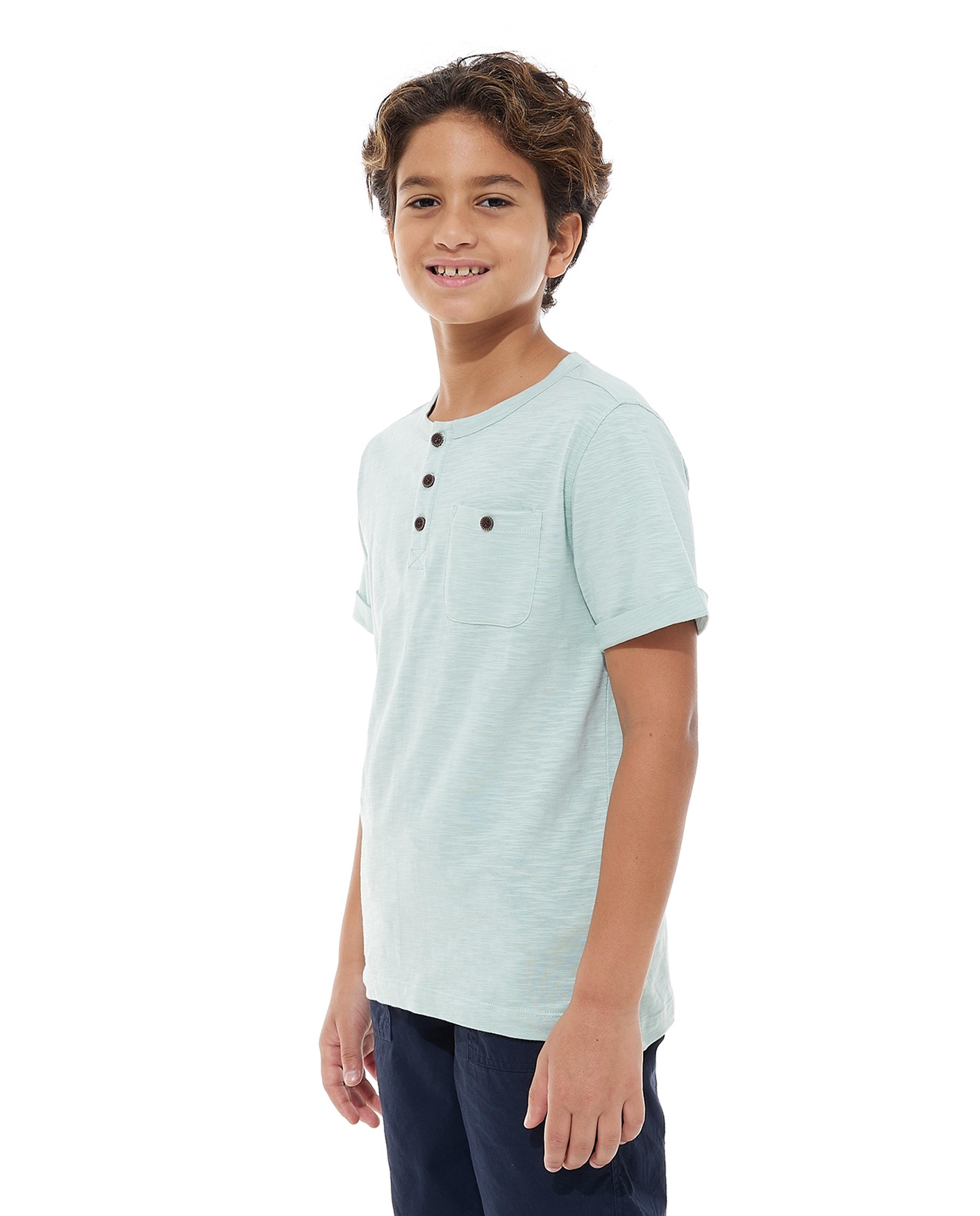 تيشيرت سادة بياقة واسعة وأكمام قصيرة