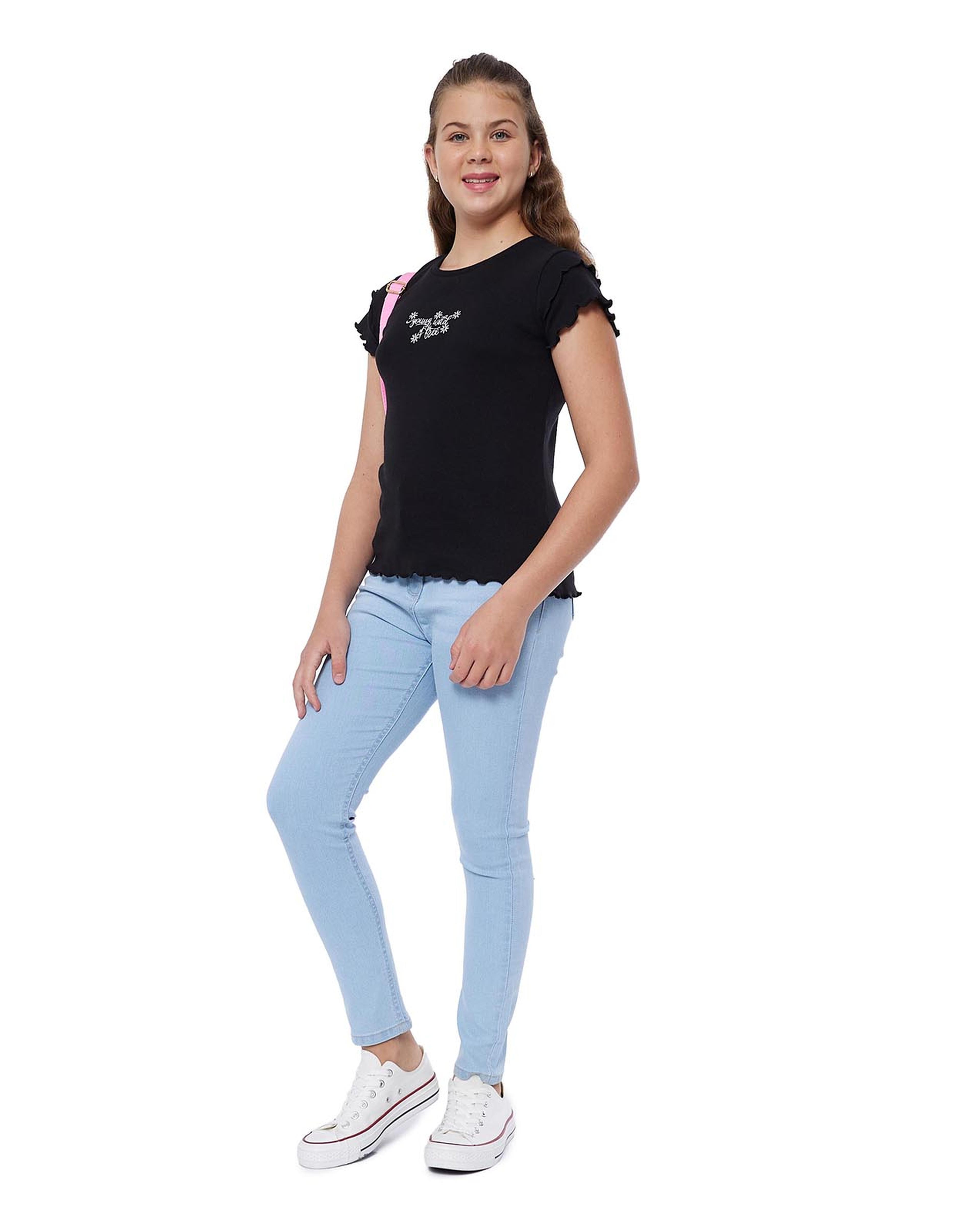 بنطال جينز بقصة ضيقة وأزرار