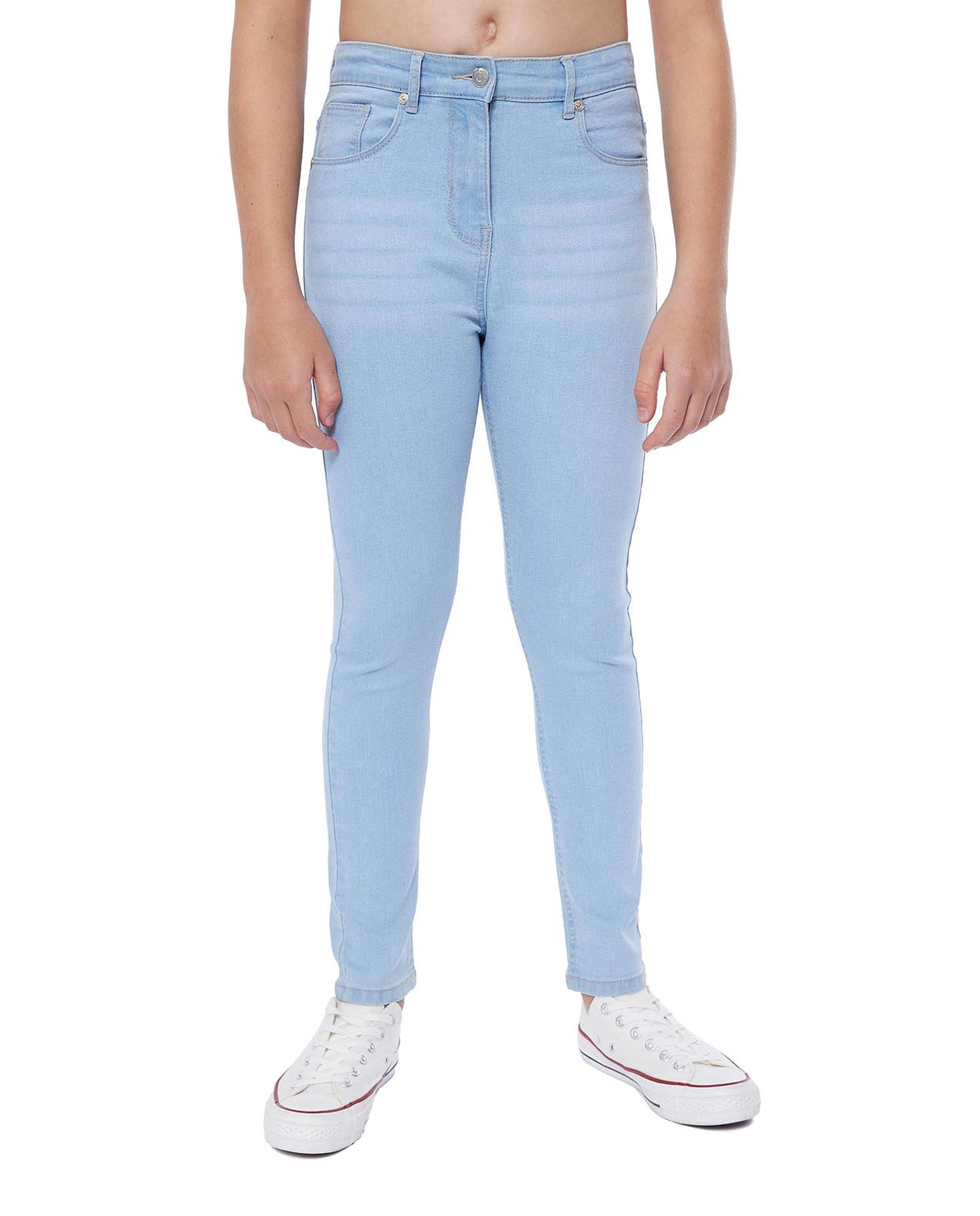 بنطال جينز بقصة ضيقة وأزرار