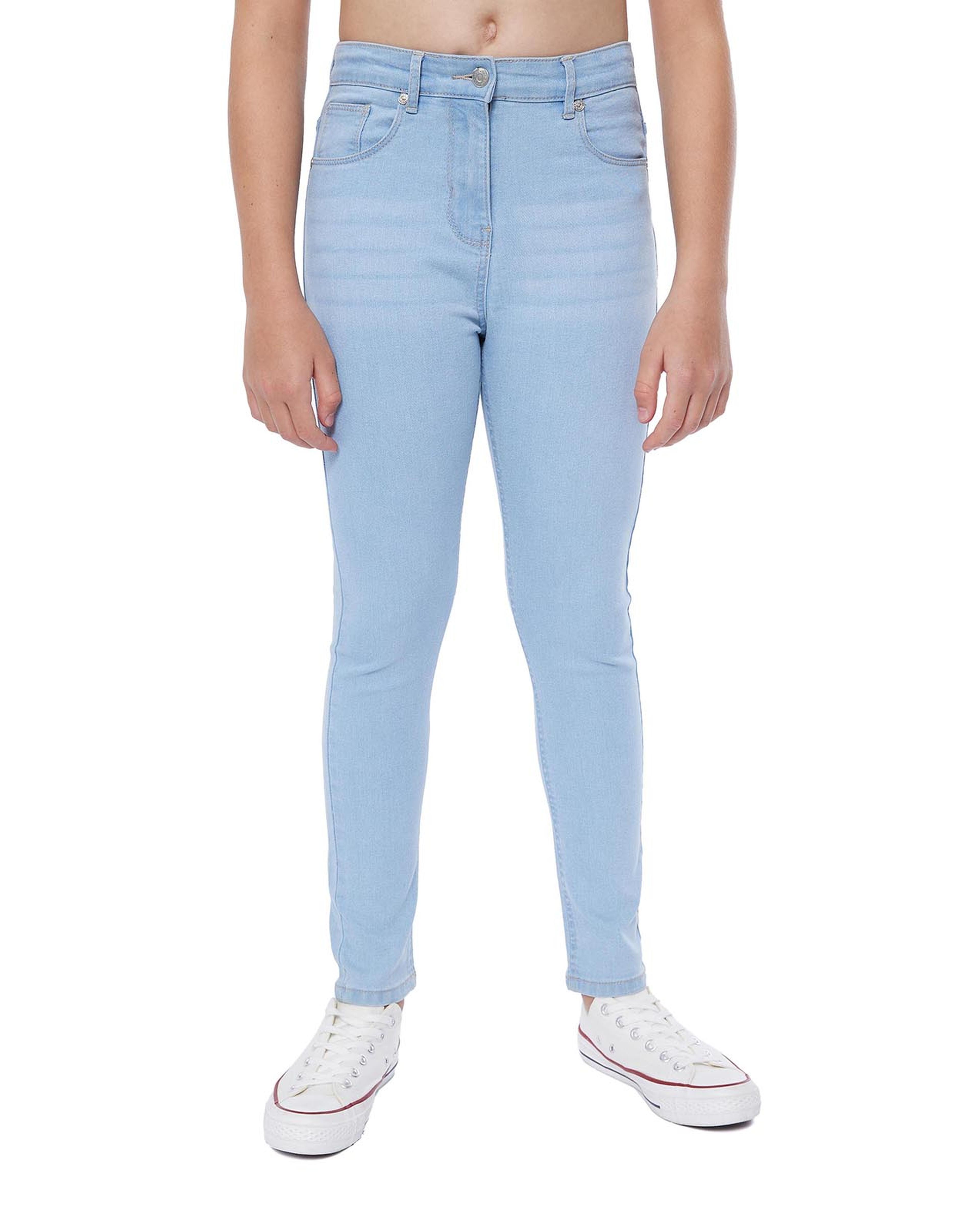 بنطال جينز بقصة ضيقة وأزرار