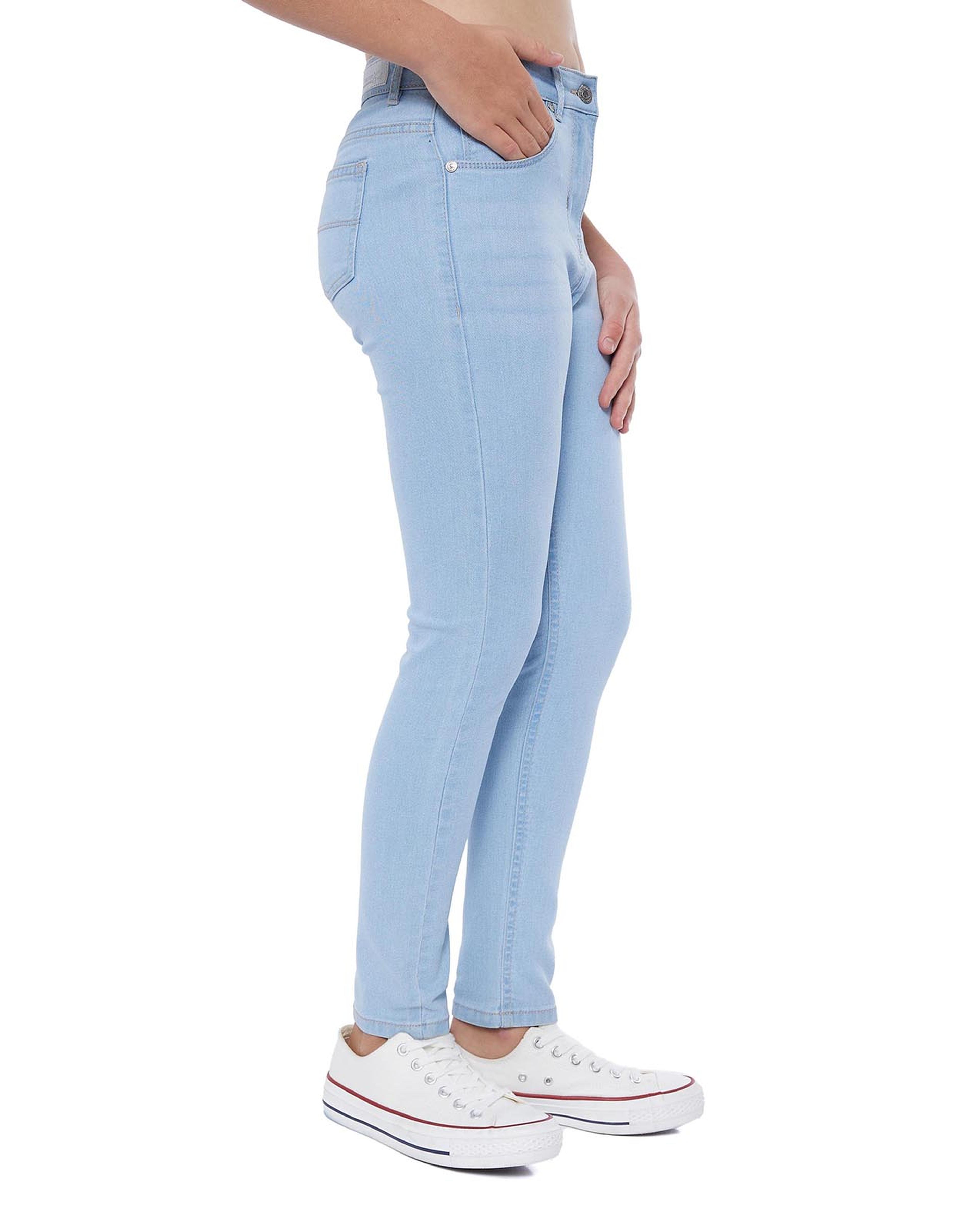 بنطال جينز بقصة ضيقة وأزرار