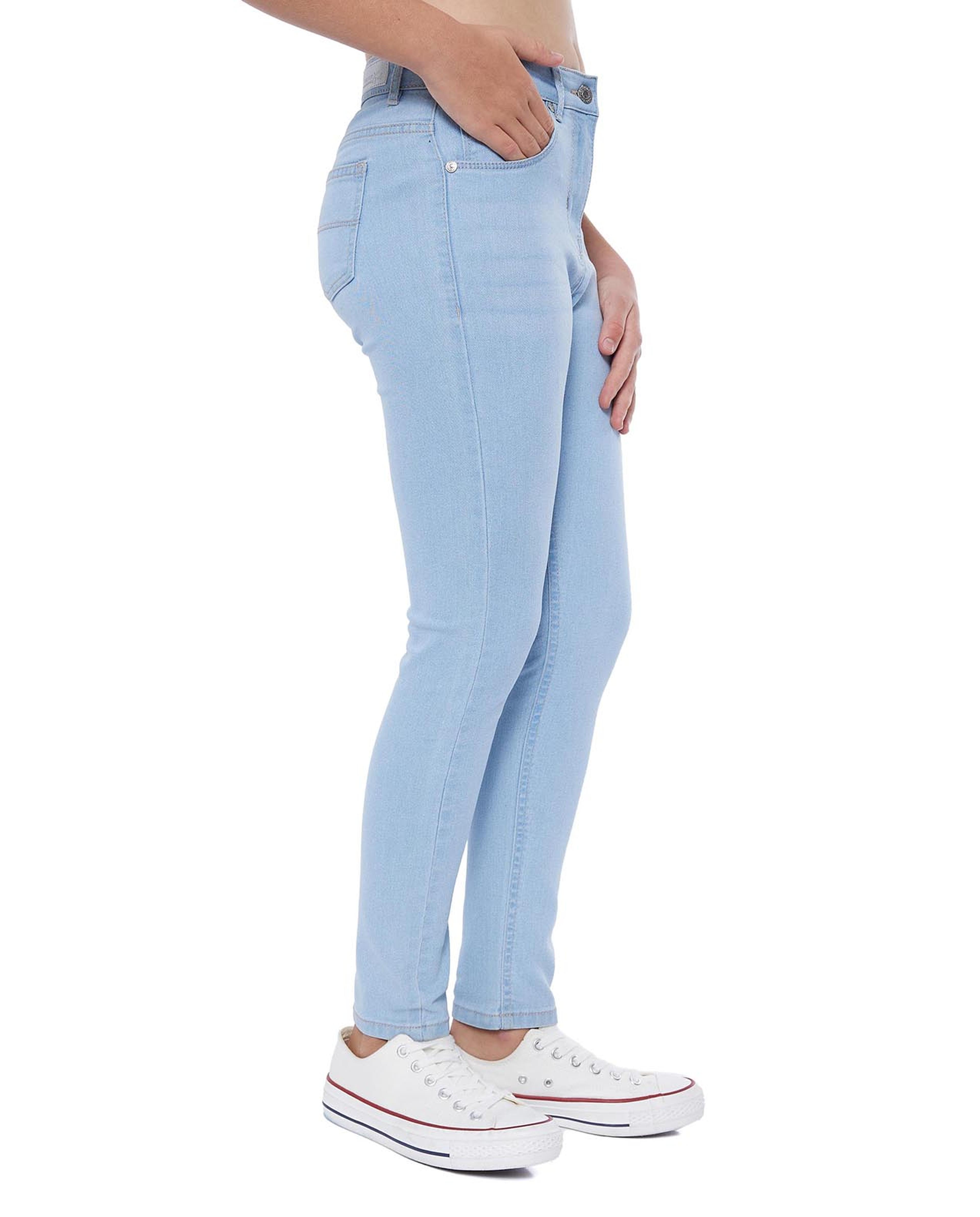 بنطال جينز بقصة ضيقة وأزرار