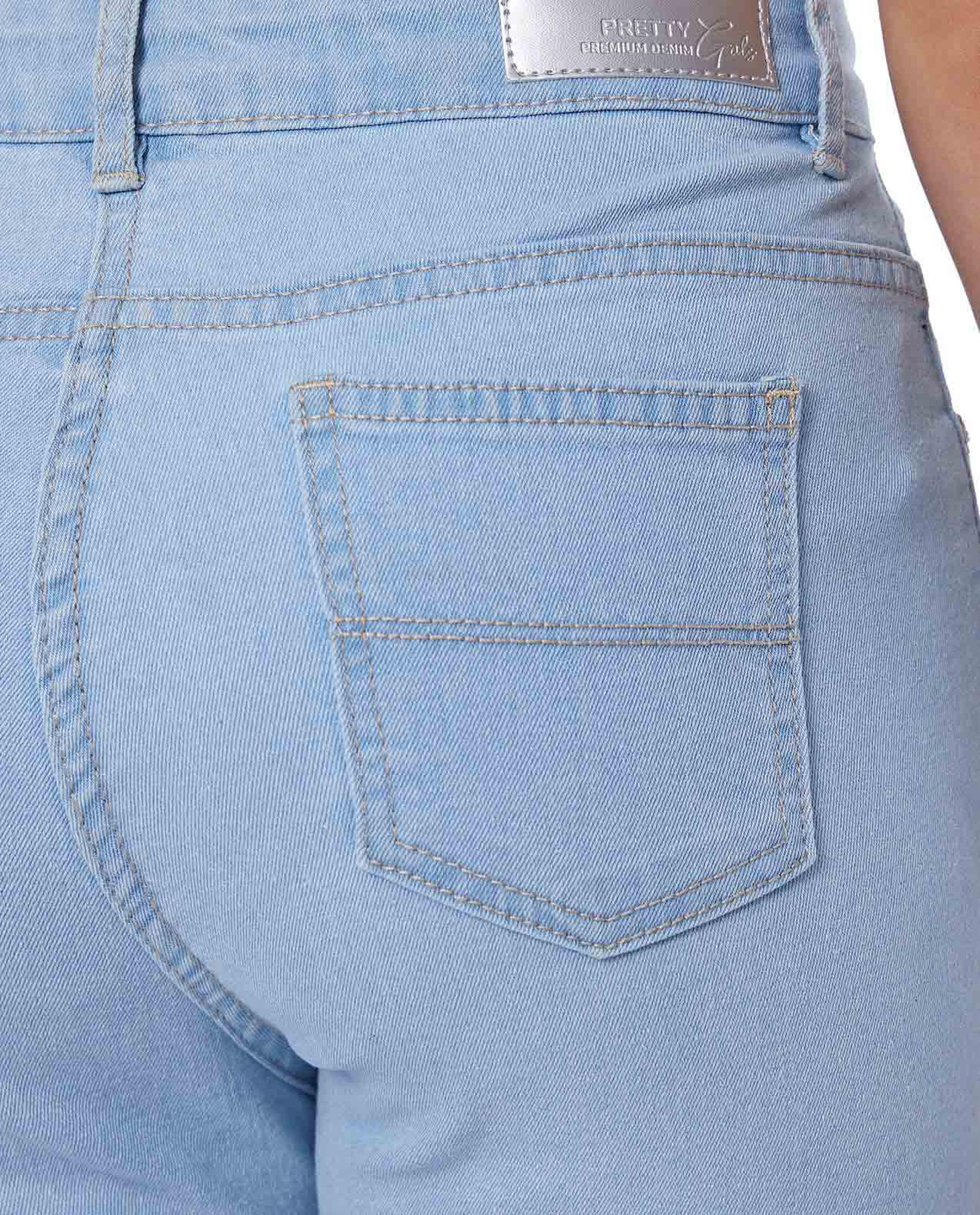 بنطال جينز بقصة ضيقة وأزرار