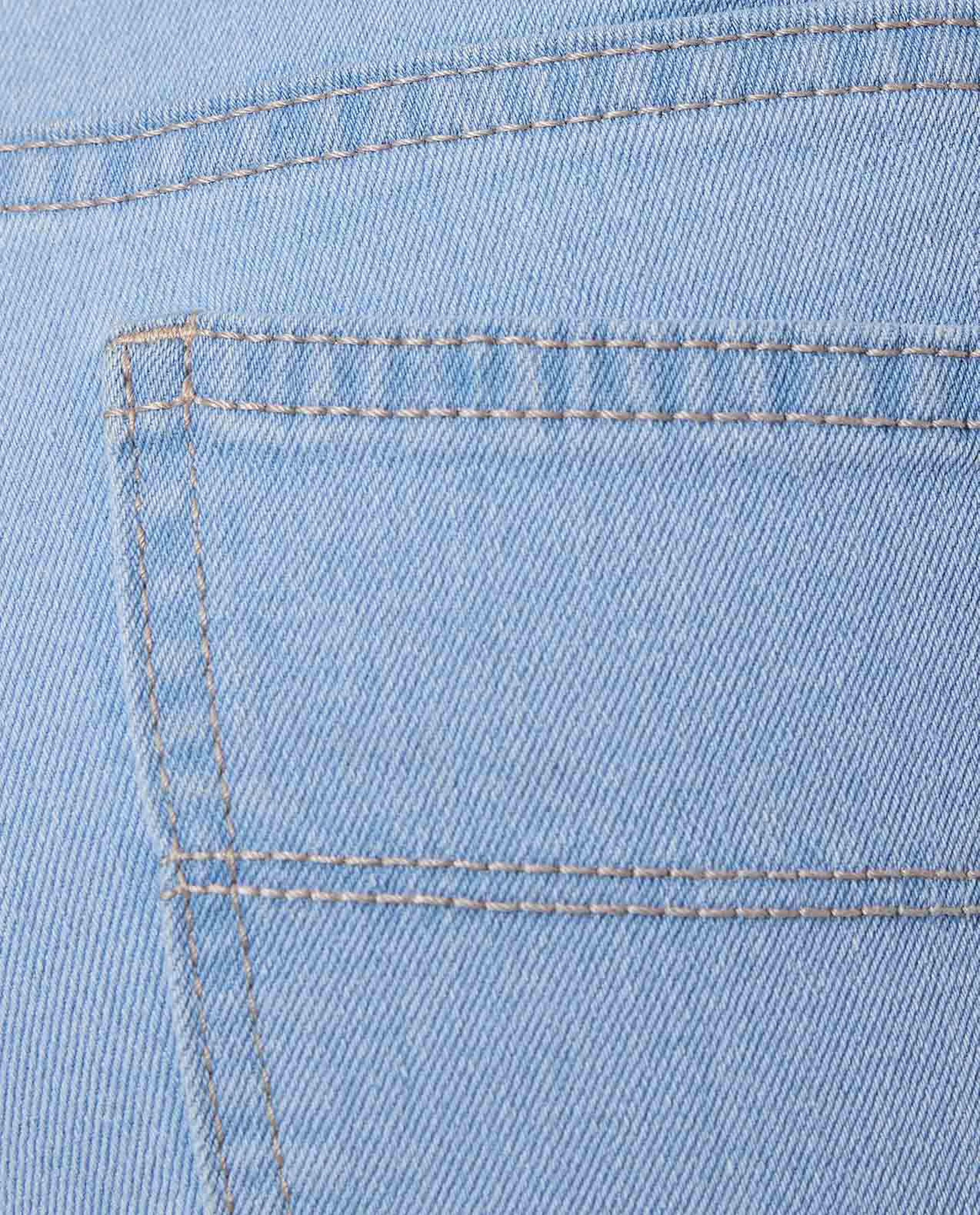 بنطال جينز بقصة ضيقة وأزرار