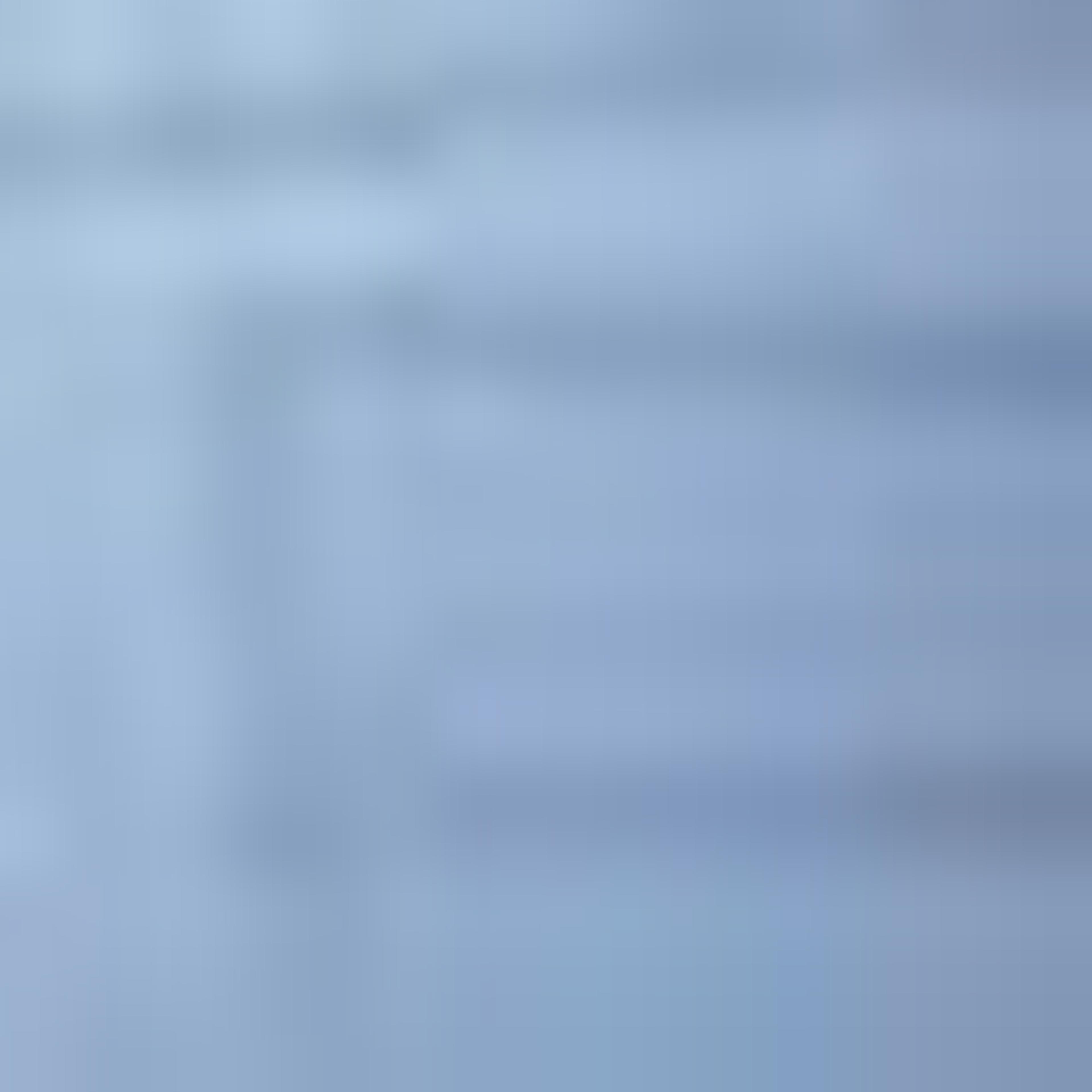 بنطال جينز بقصة ضيقة وأزرار