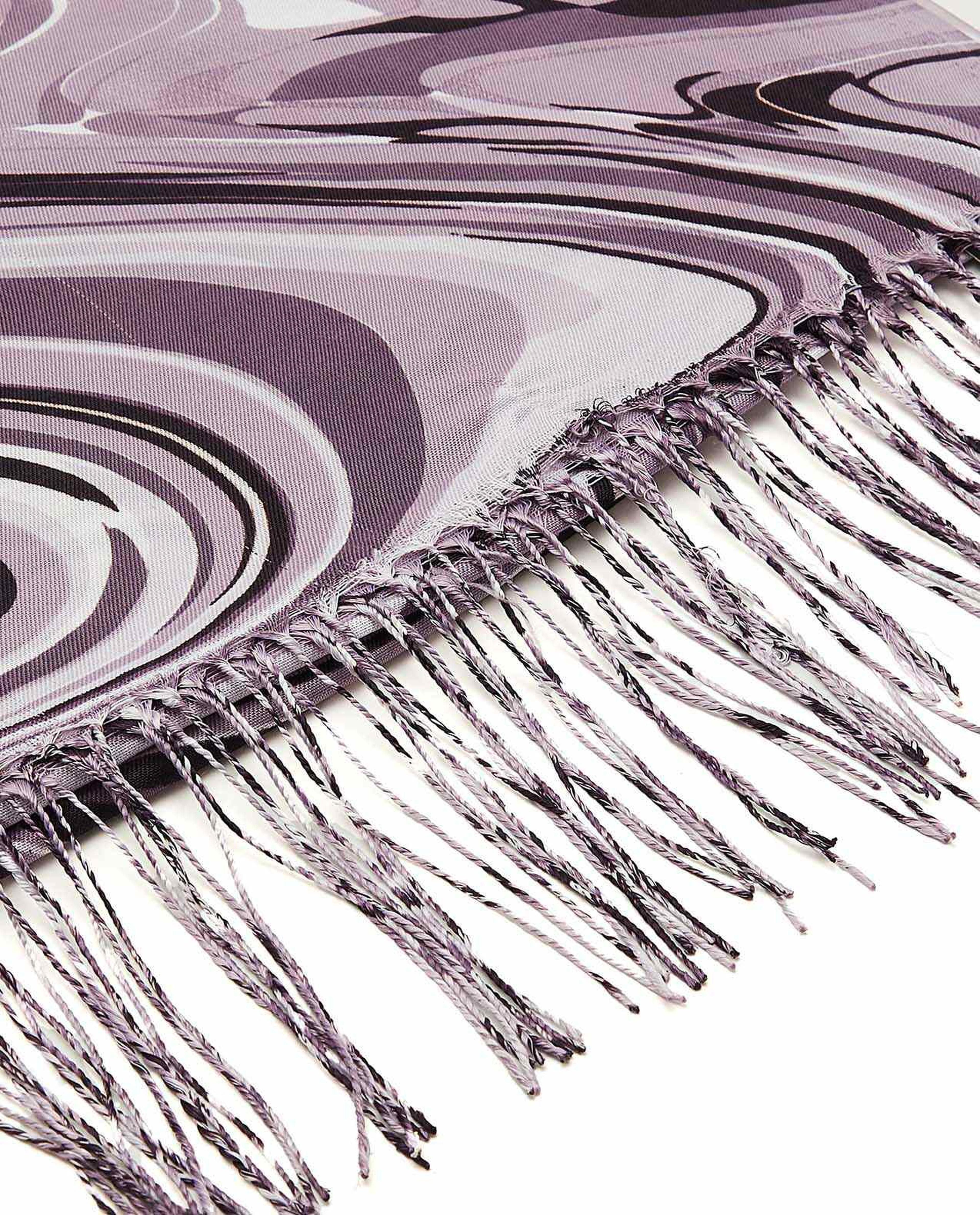 شال بطبعة رخامية بحواف بشراشيب