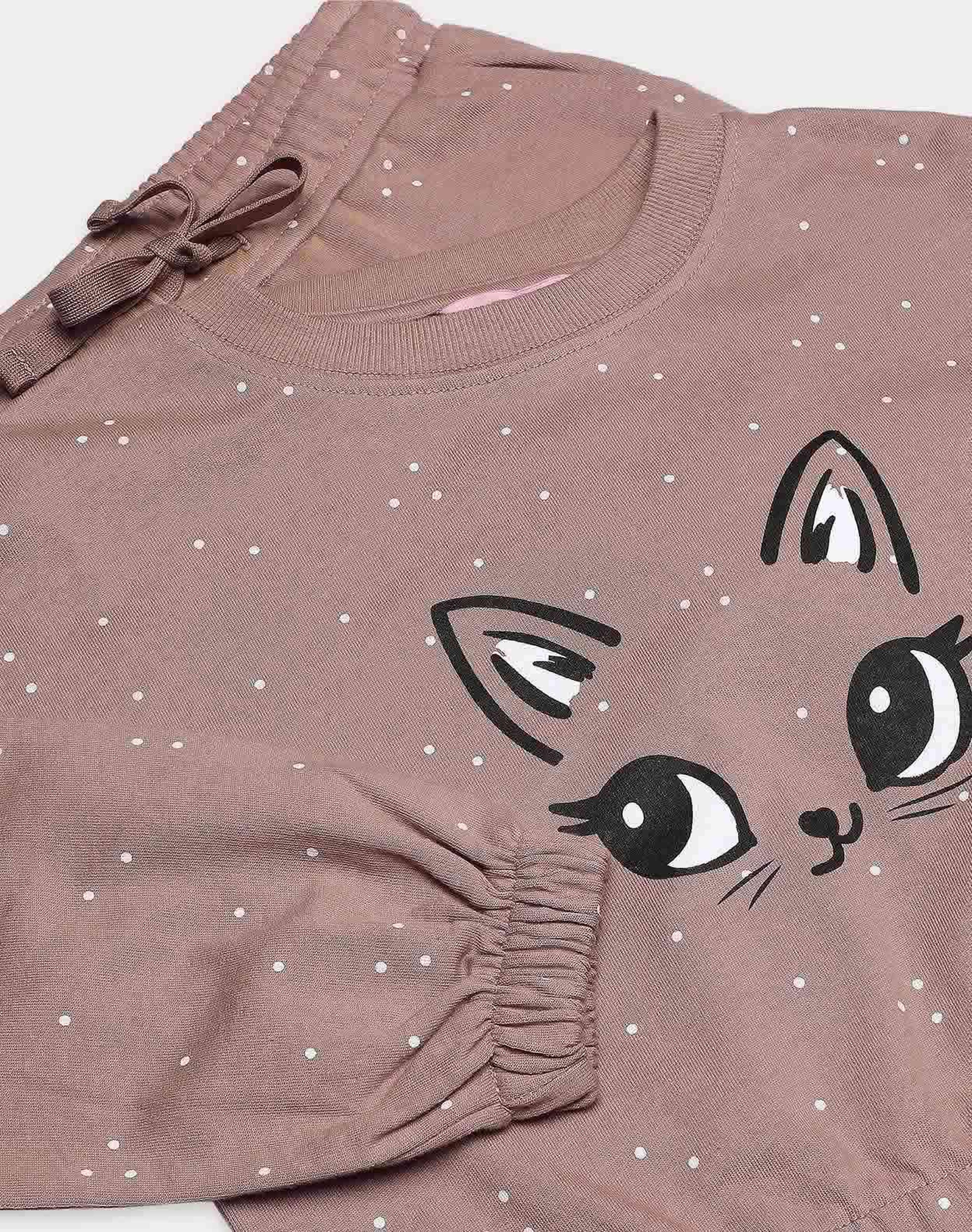 طقم بنطال رياضي وسويتشيرت بطبعة