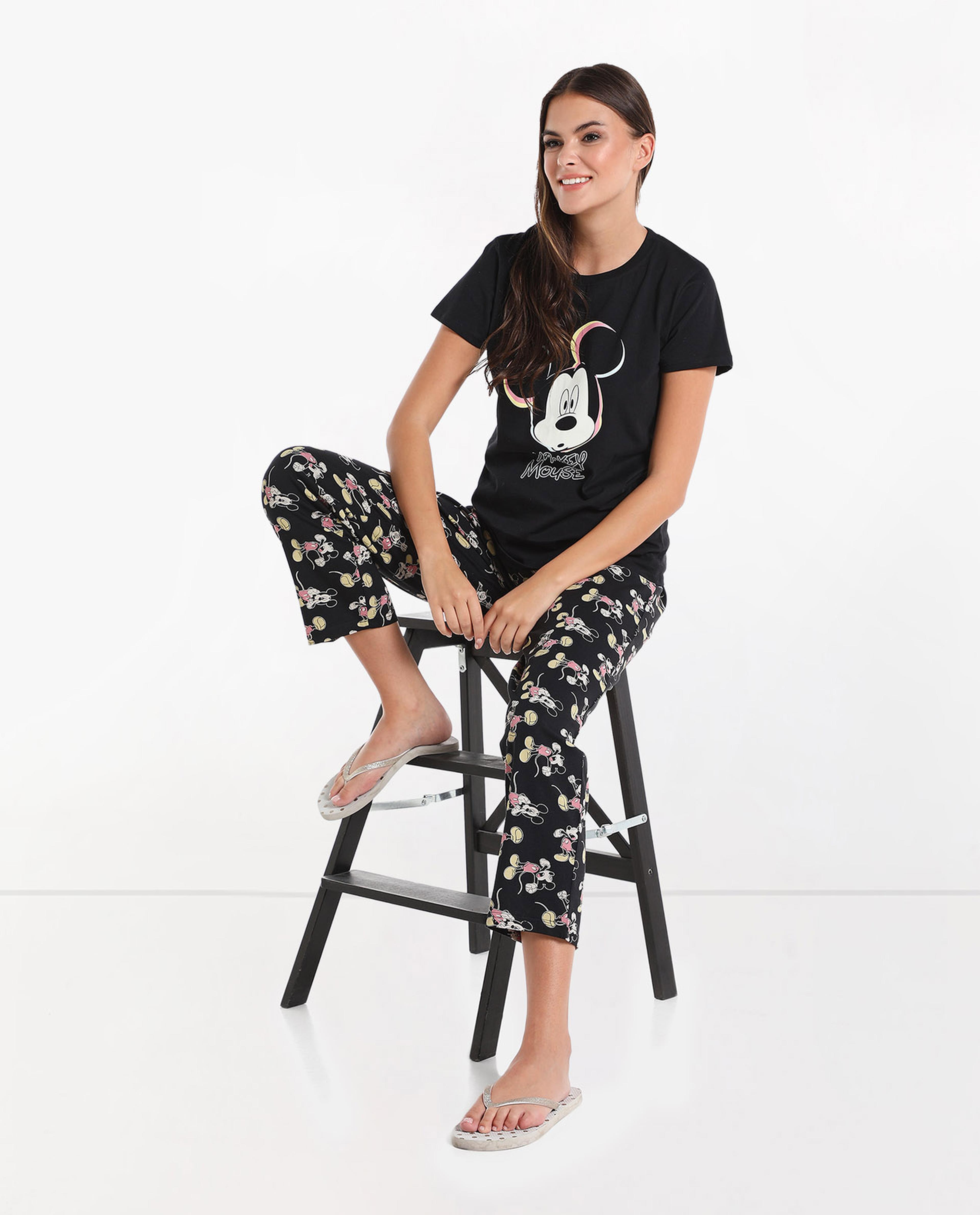 طقم بيجامة بتيشيرت بطبعة