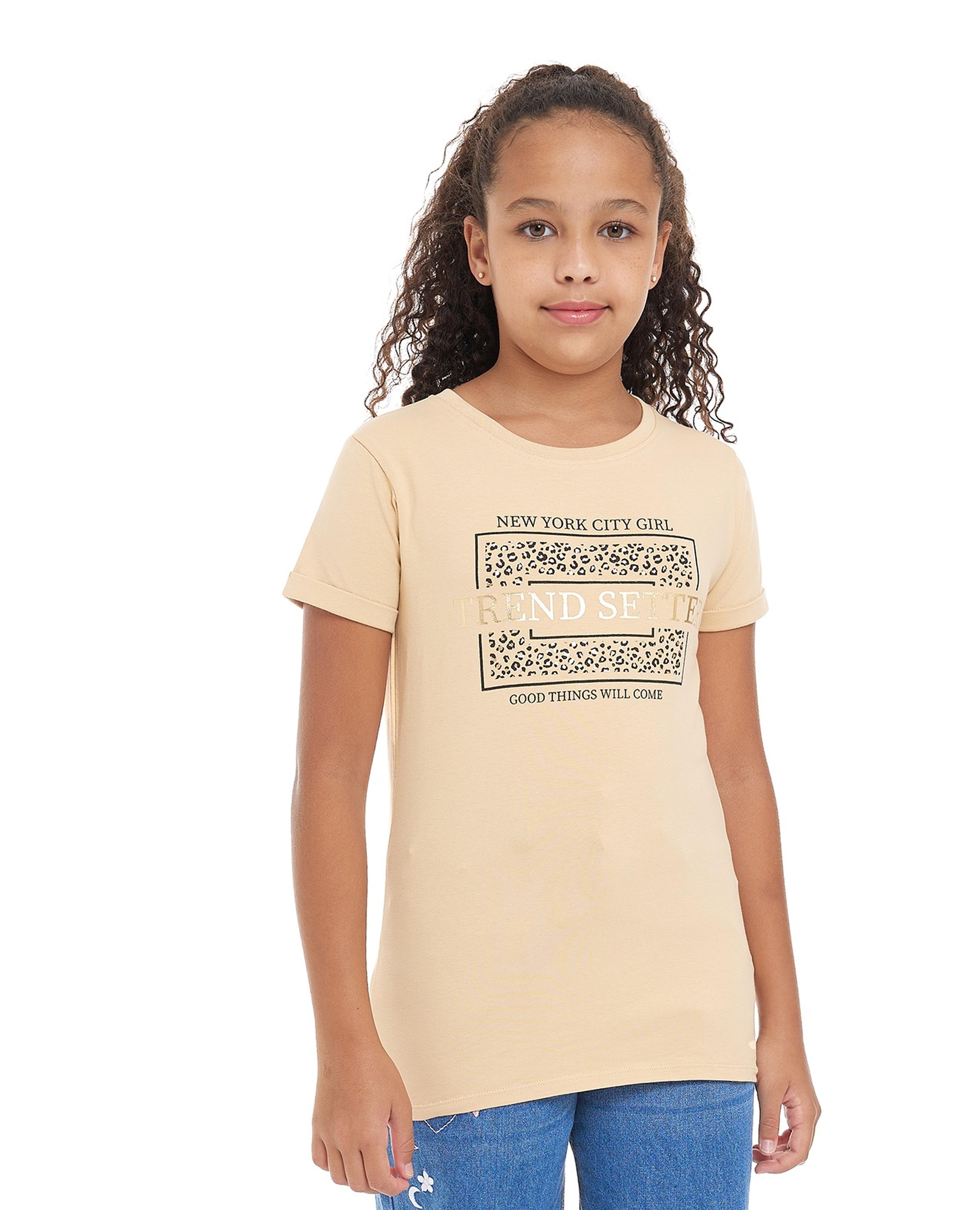 تيشيرت بياقة دائرية وأكمام قصيرة بطبعة