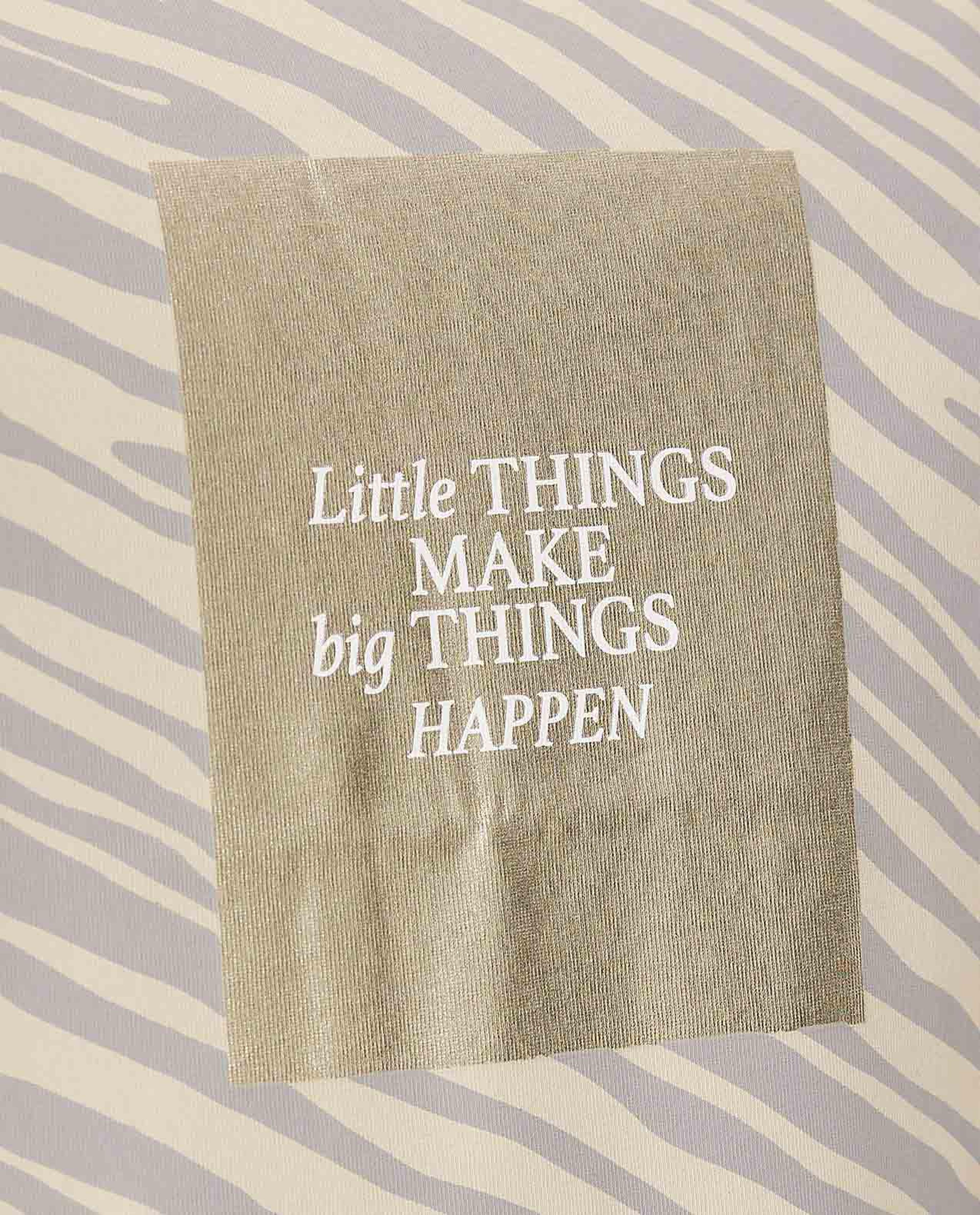 تيشيرت بياقة مستديرة وأكمام قصيرة