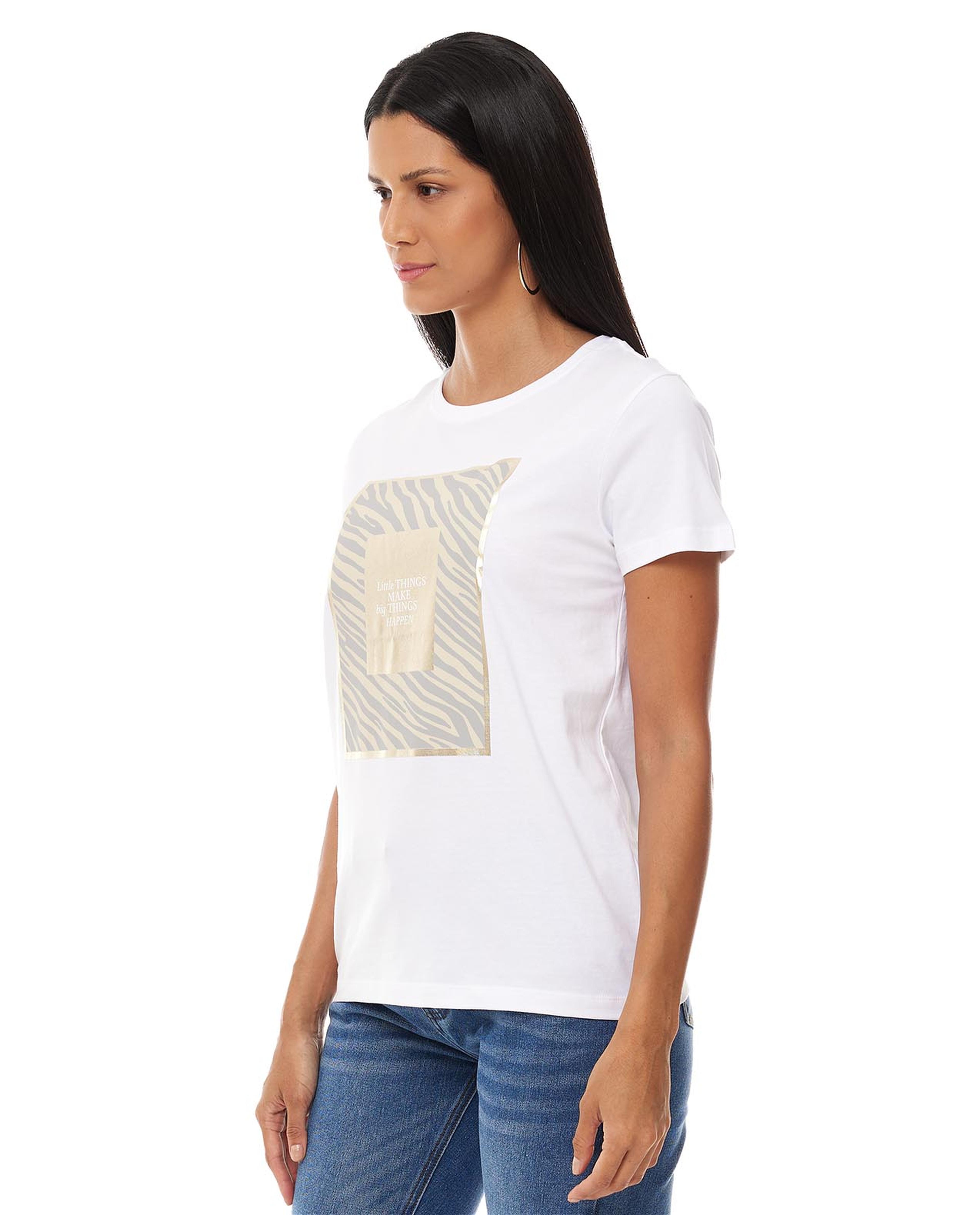 تيشيرت بياقة مستديرة وأكمام قصيرة