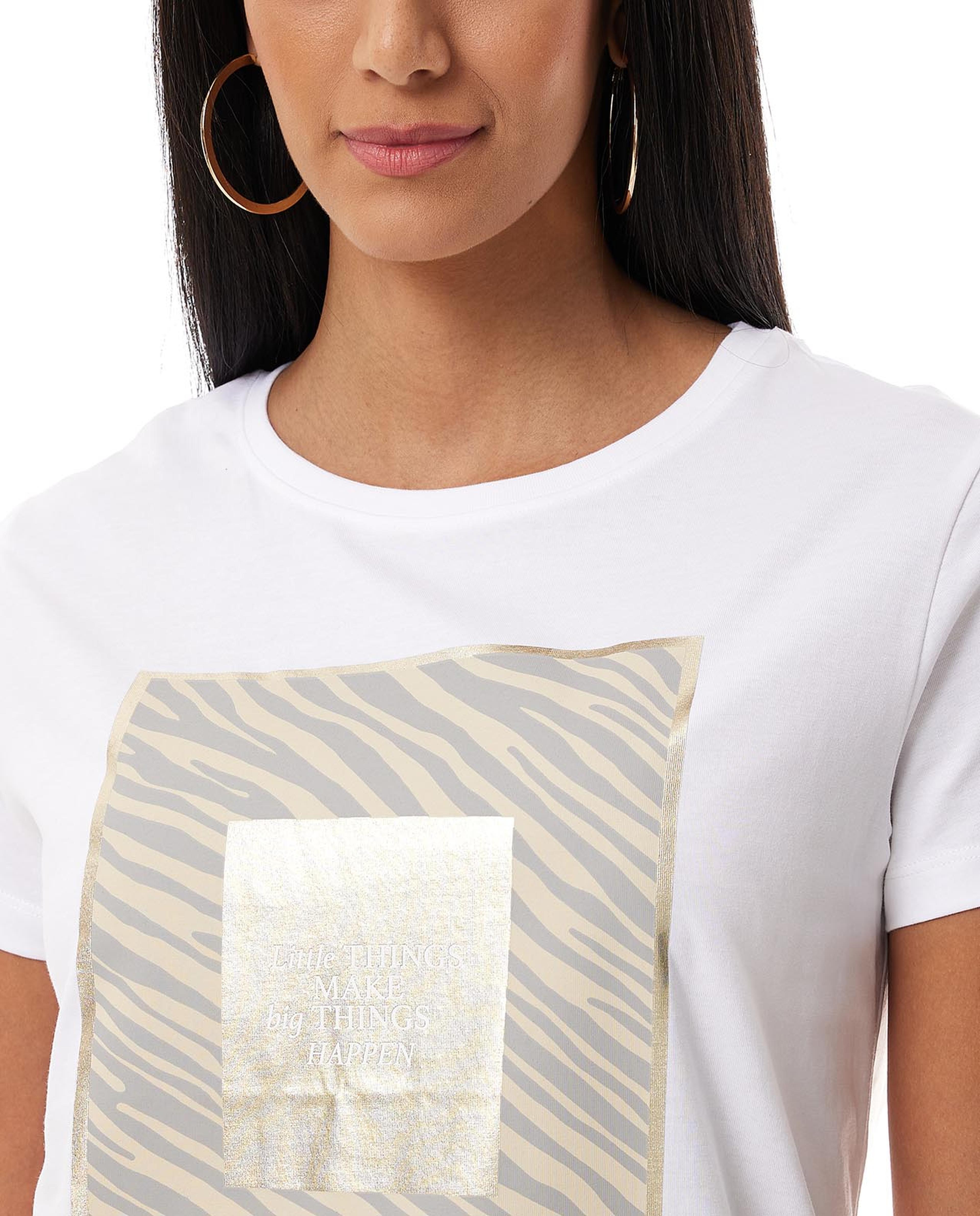 تيشيرت بياقة مستديرة وأكمام قصيرة