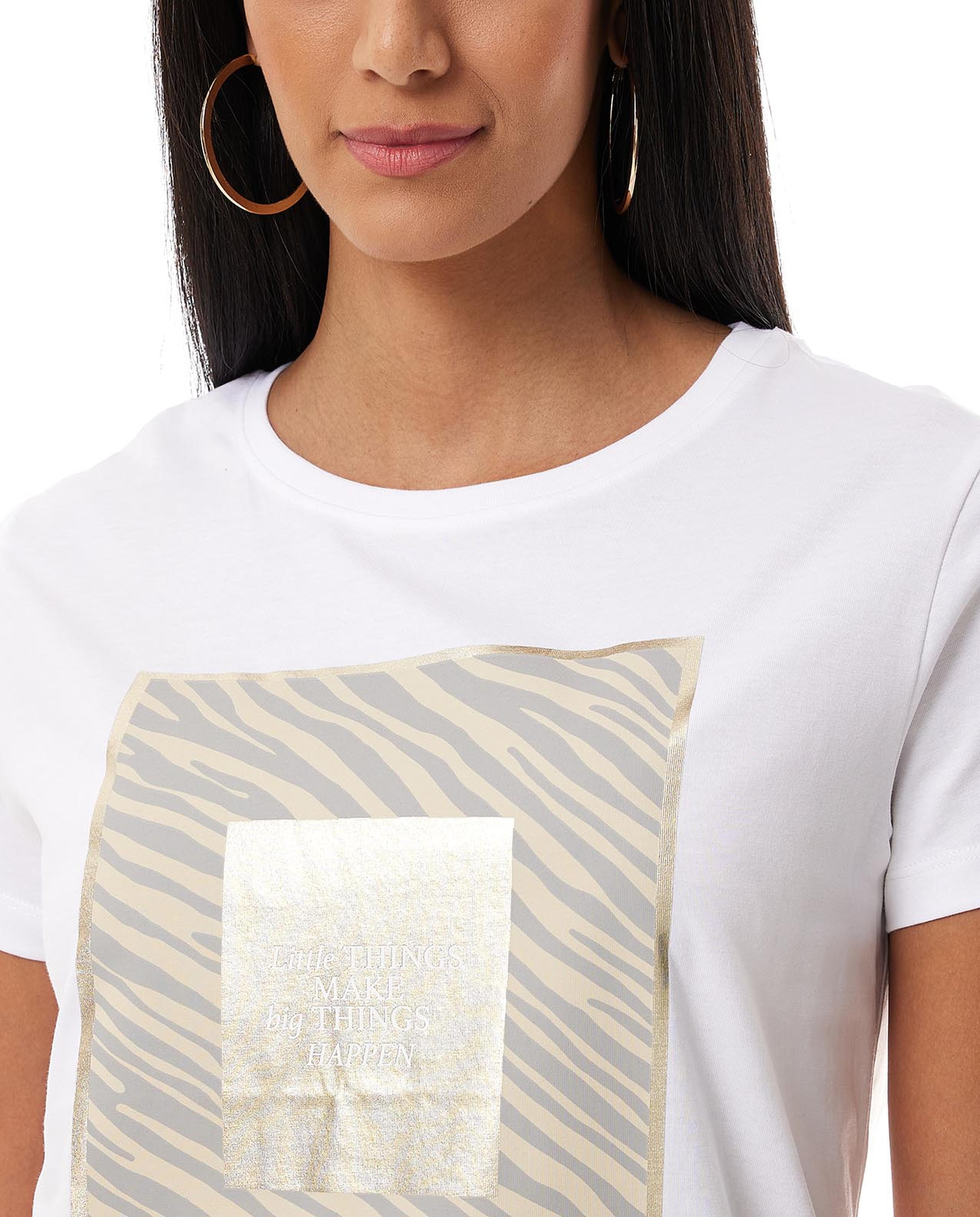 تيشيرت بياقة مستديرة وأكمام قصيرة