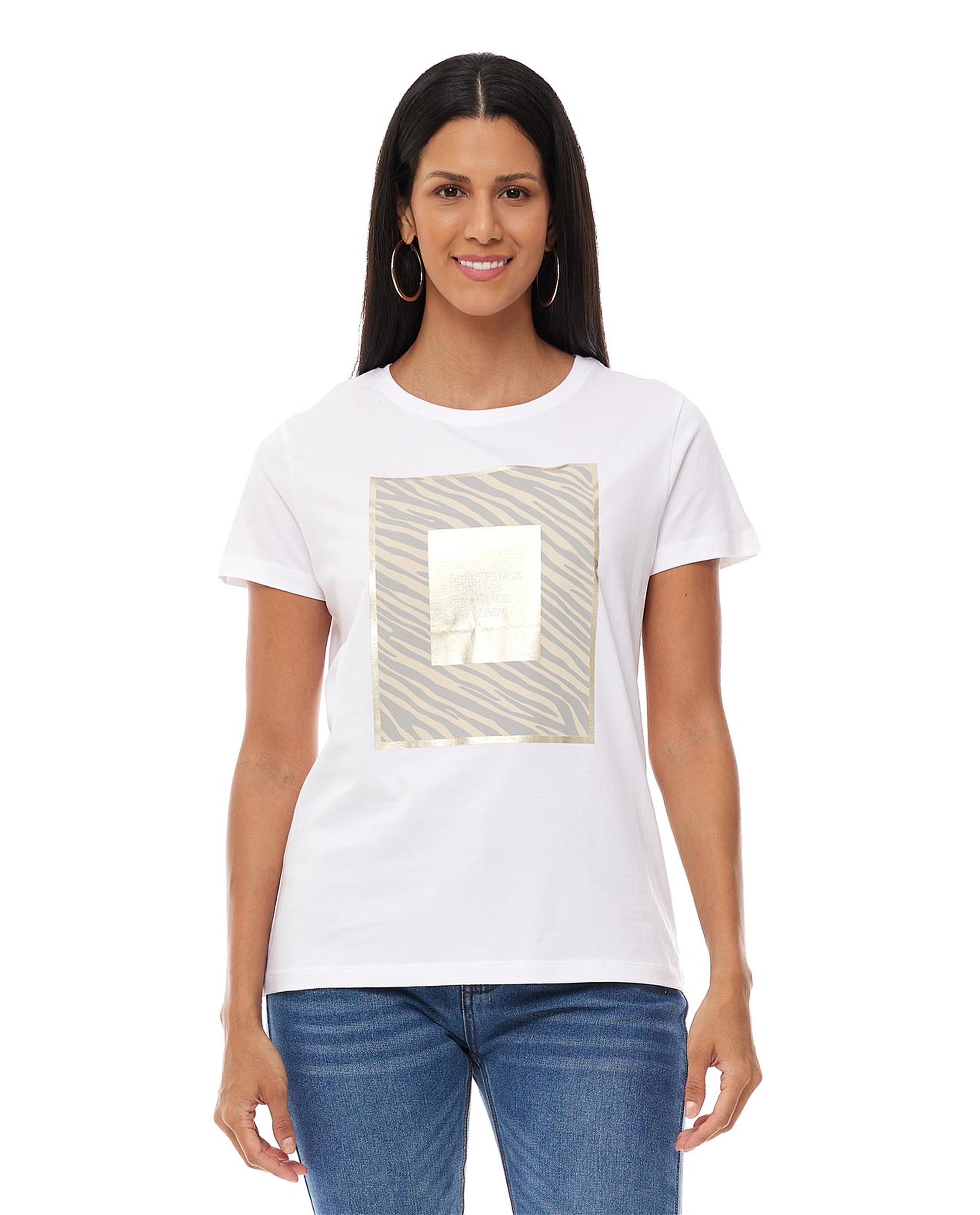 تيشيرت بياقة مستديرة وأكمام قصيرة