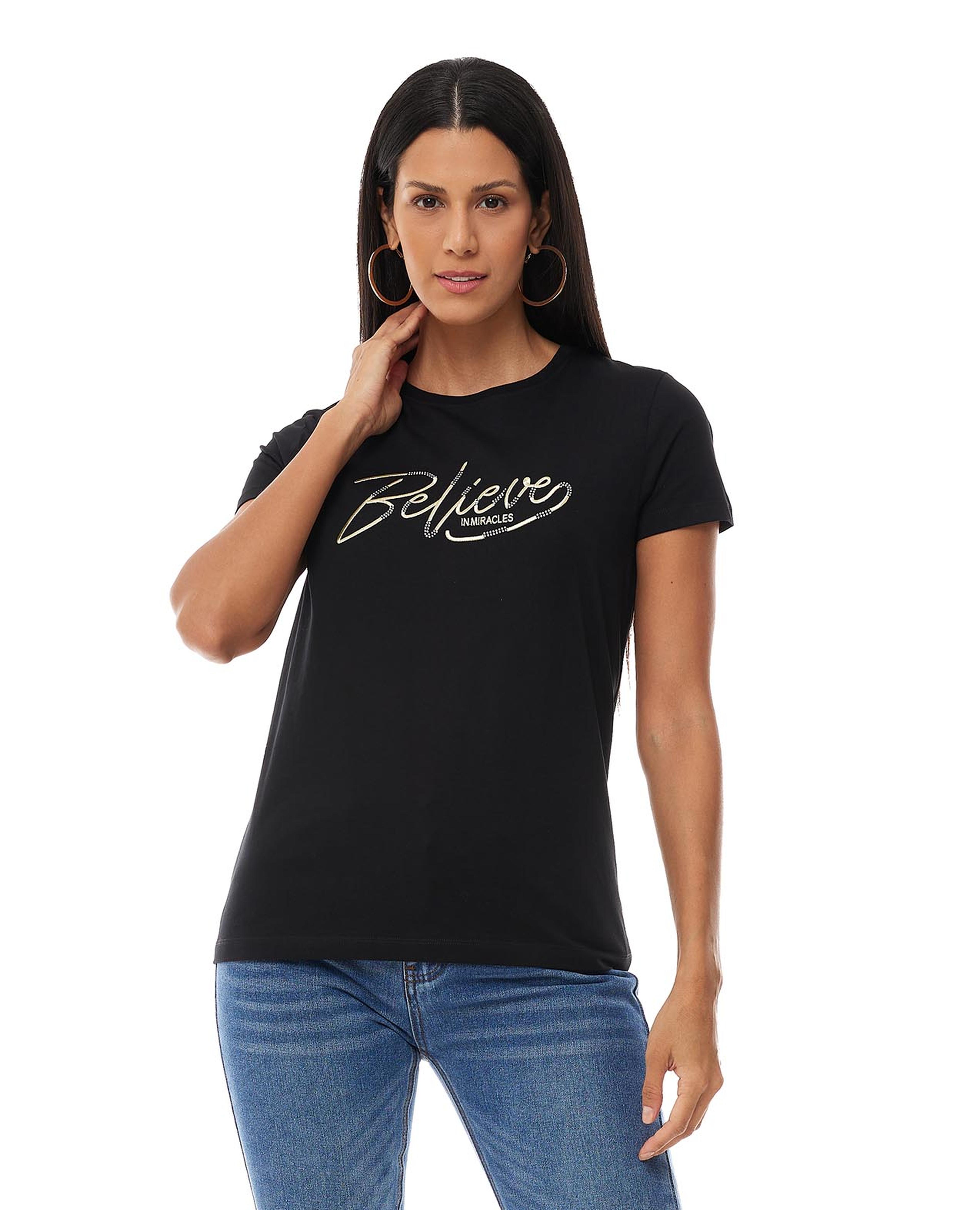 تيشيرت بياقة مستديرة وأكمام قصيرة وطبعة