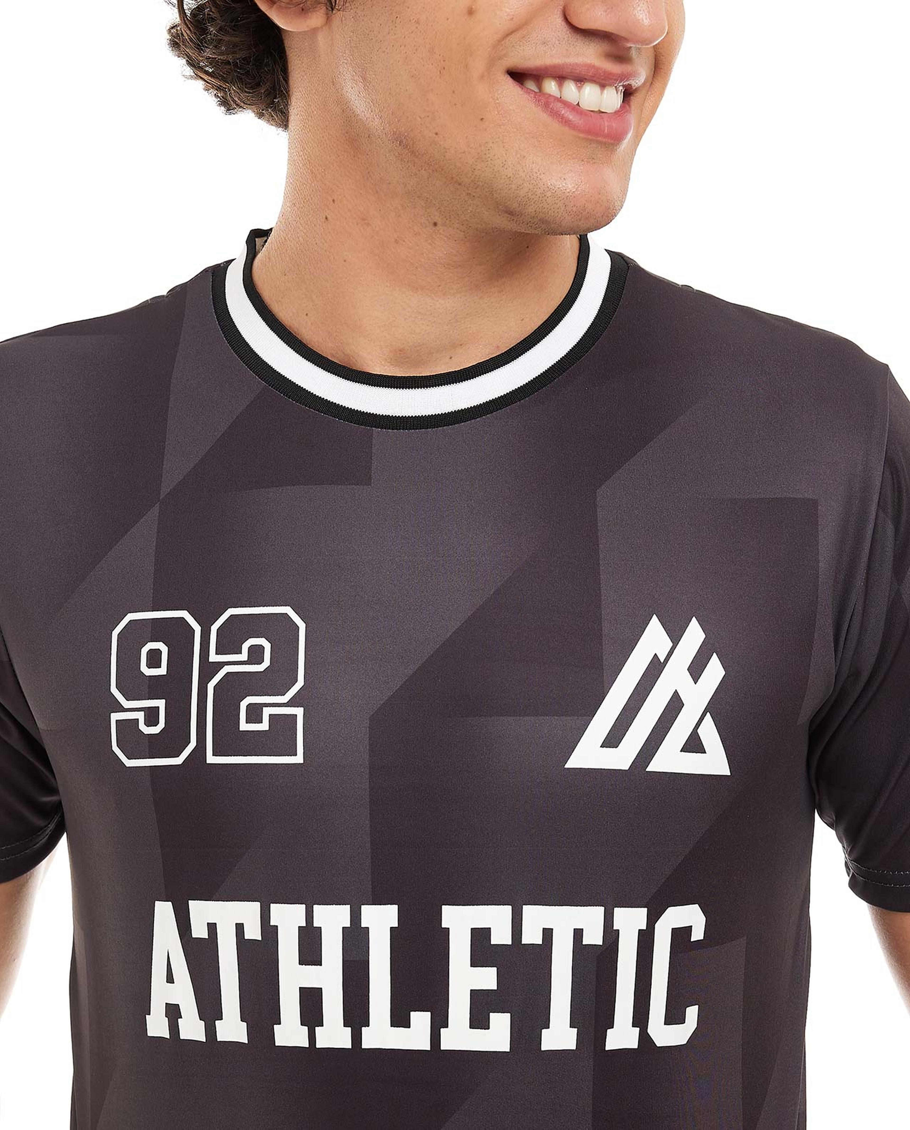 توب رياضي بطبعة وبياقة دائرية وبأكمام قصيرة