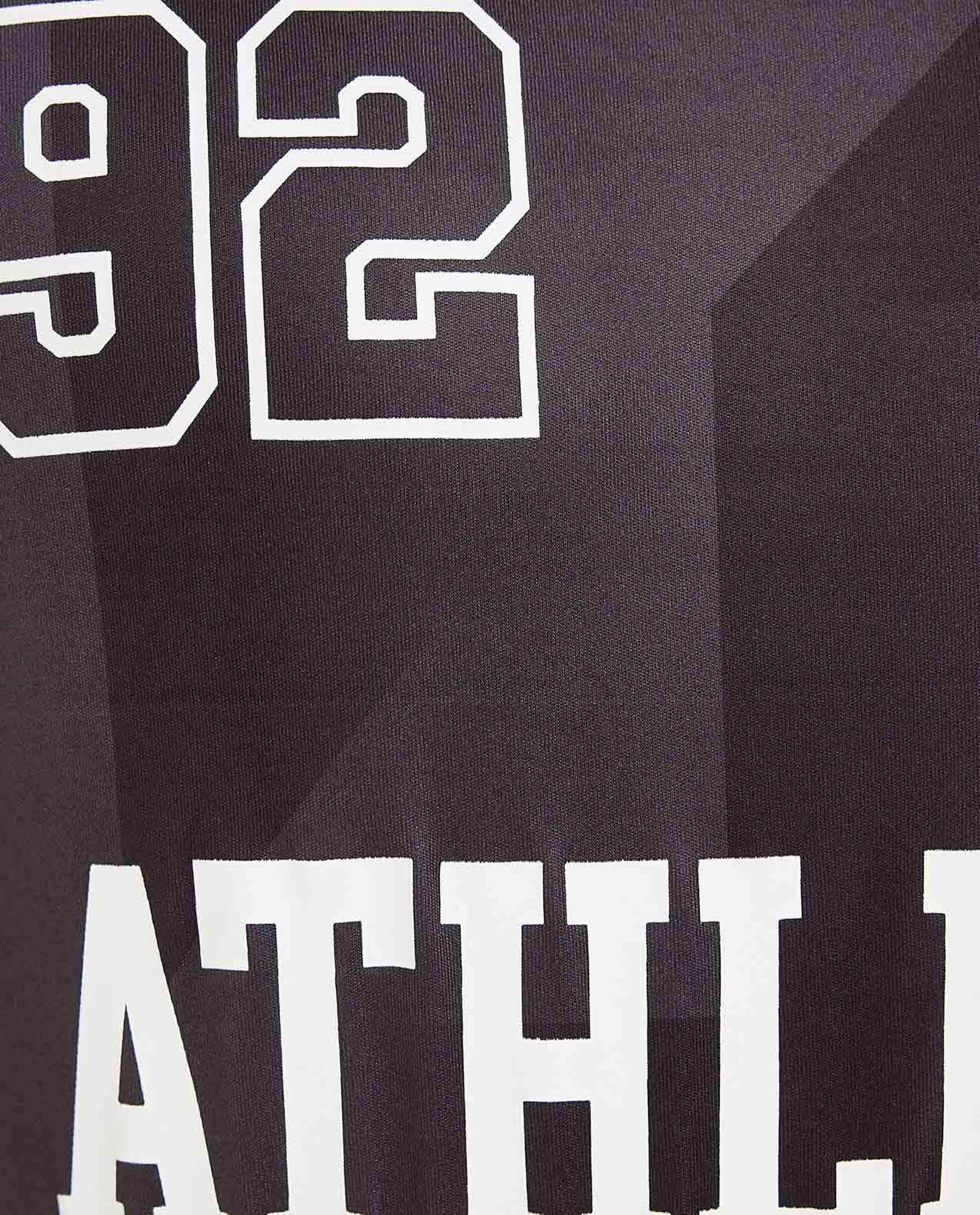 توب رياضي بطبعة وبياقة دائرية وبأكمام قصيرة