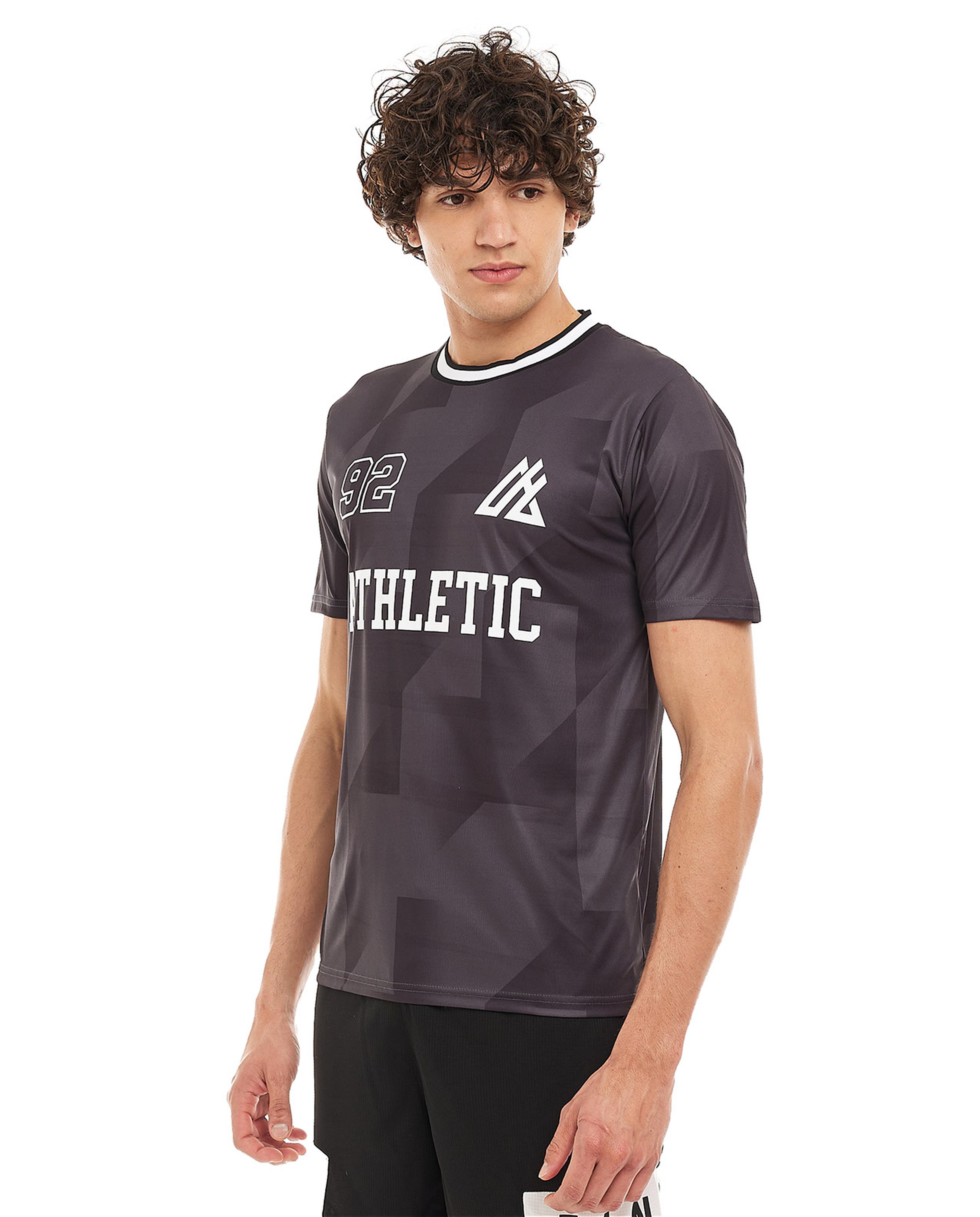 توب رياضي بطبعة وبياقة دائرية وبأكمام قصيرة