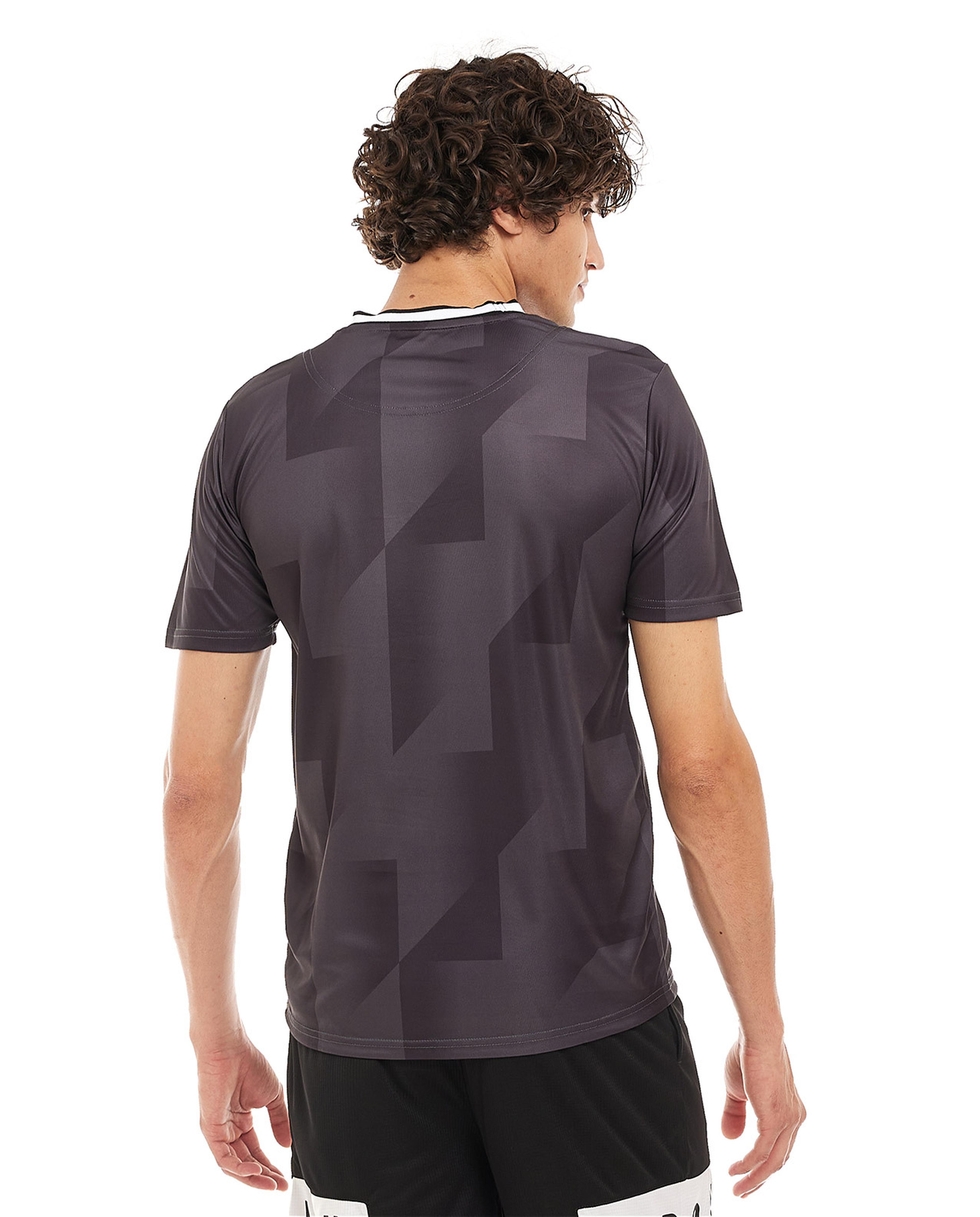 توب رياضي بطبعة وبياقة دائرية وبأكمام قصيرة