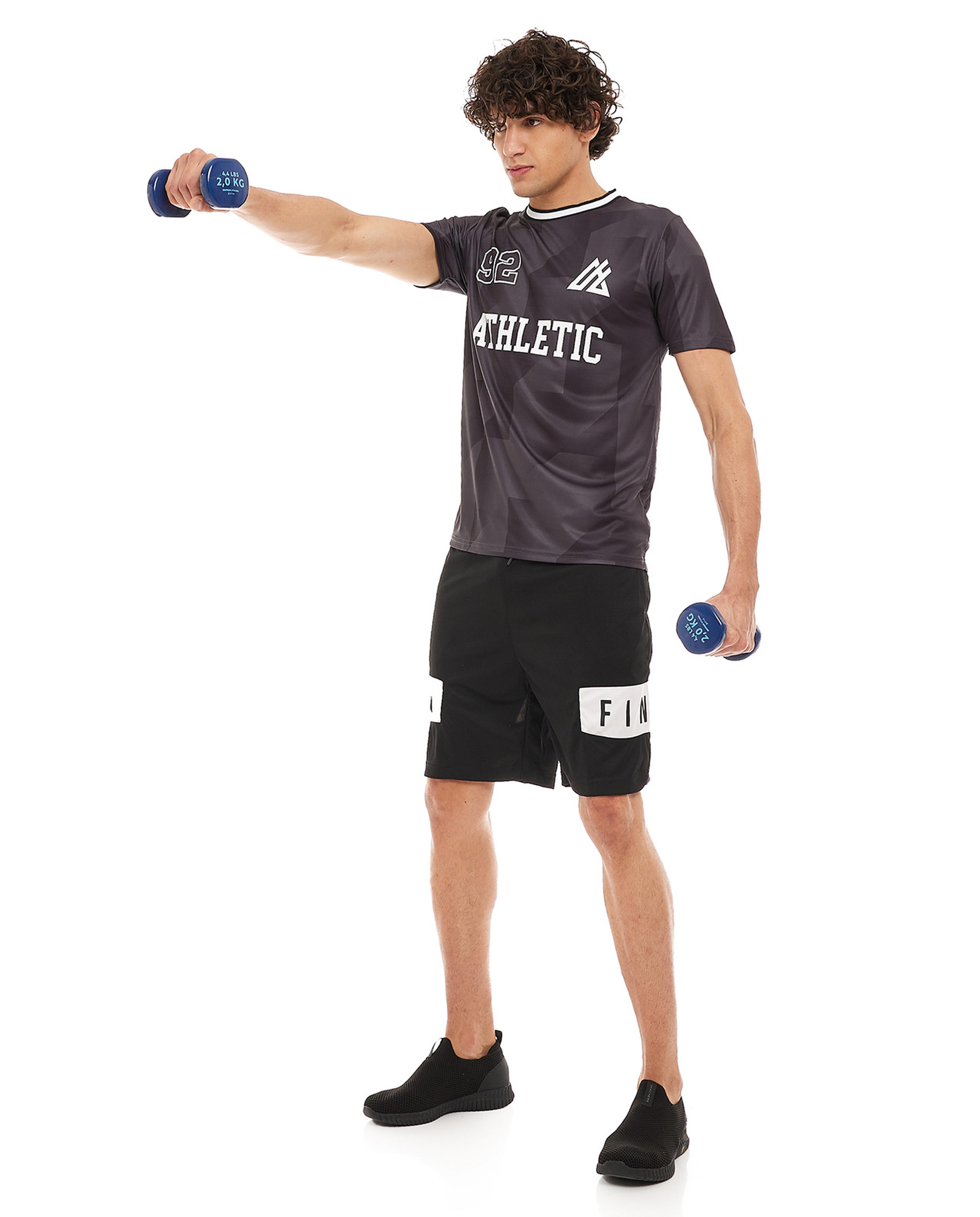 توب رياضي بطبعة وبياقة دائرية وبأكمام قصيرة