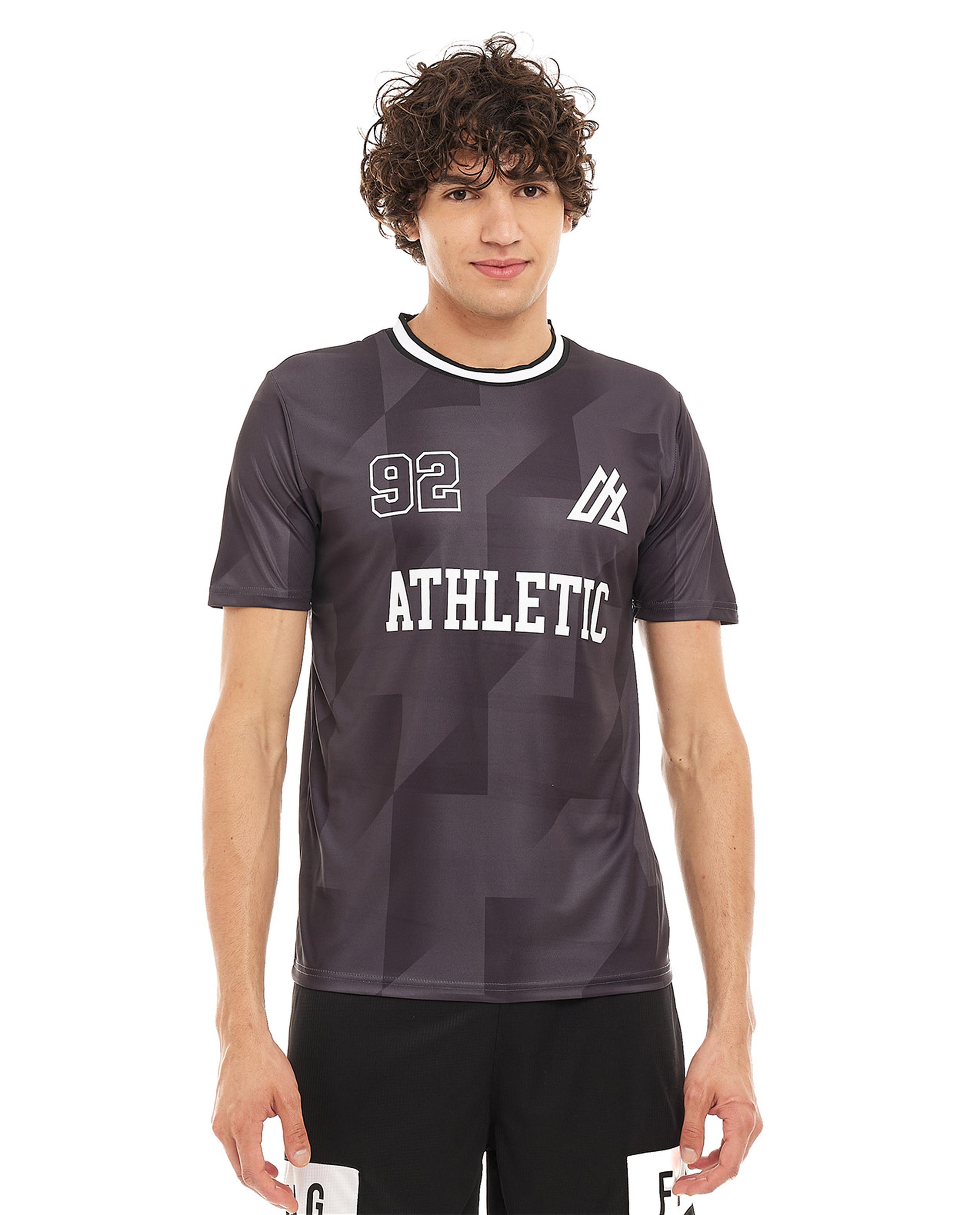 توب رياضي بطبعة وبياقة دائرية وبأكمام قصيرة