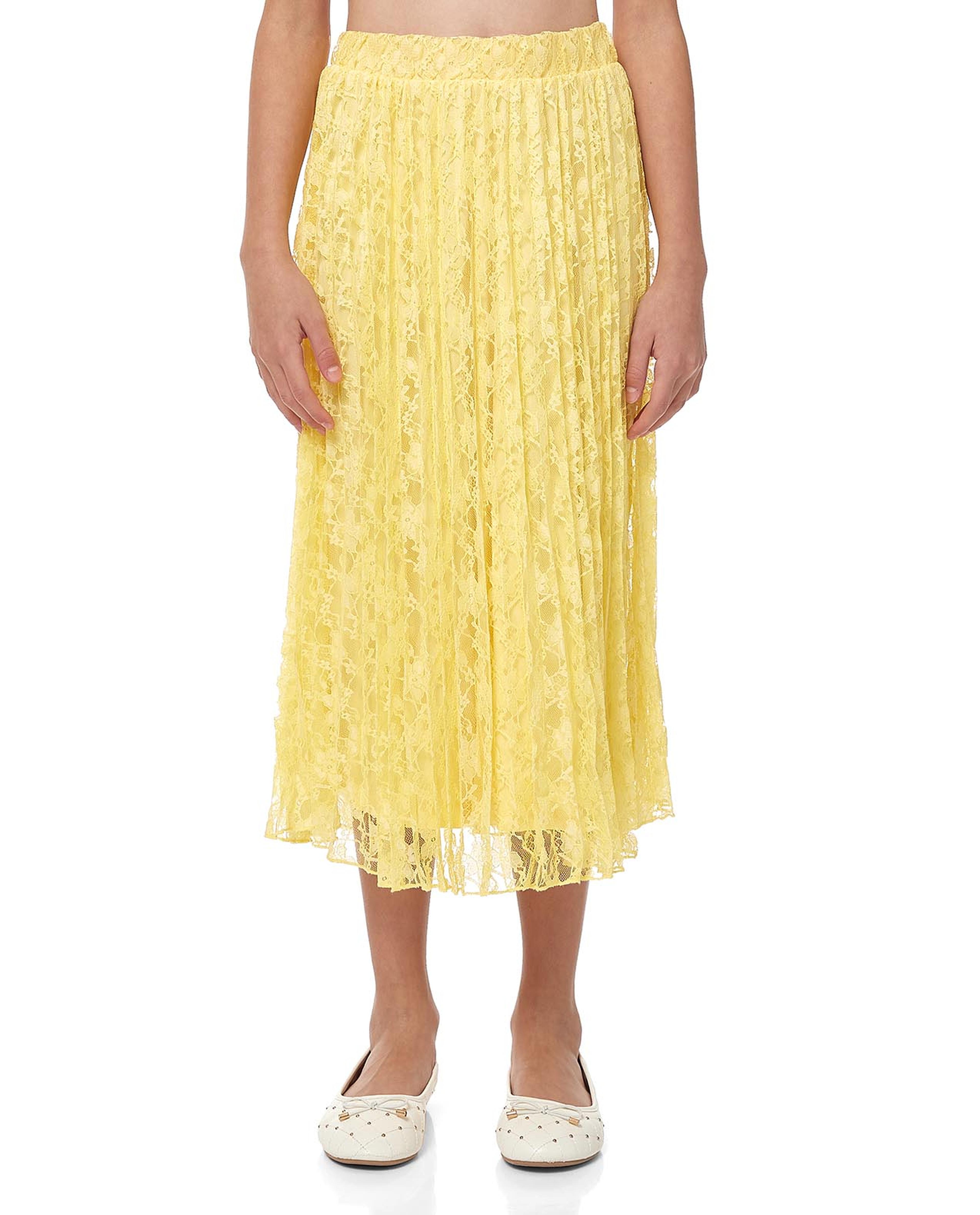 تيشيرت بطبعة وتنورة بكسرات