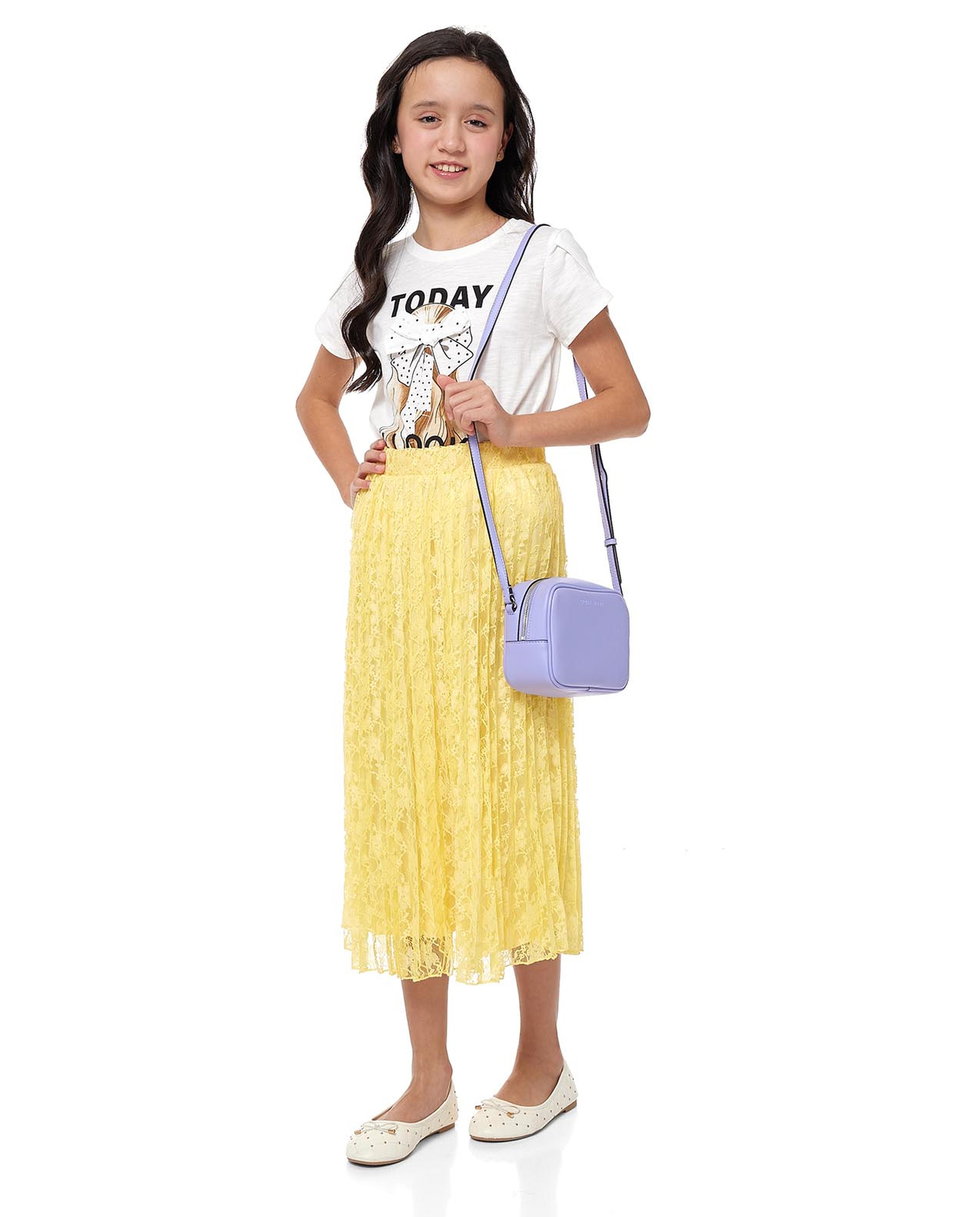 تيشيرت بطبعة وتنورة بكسرات