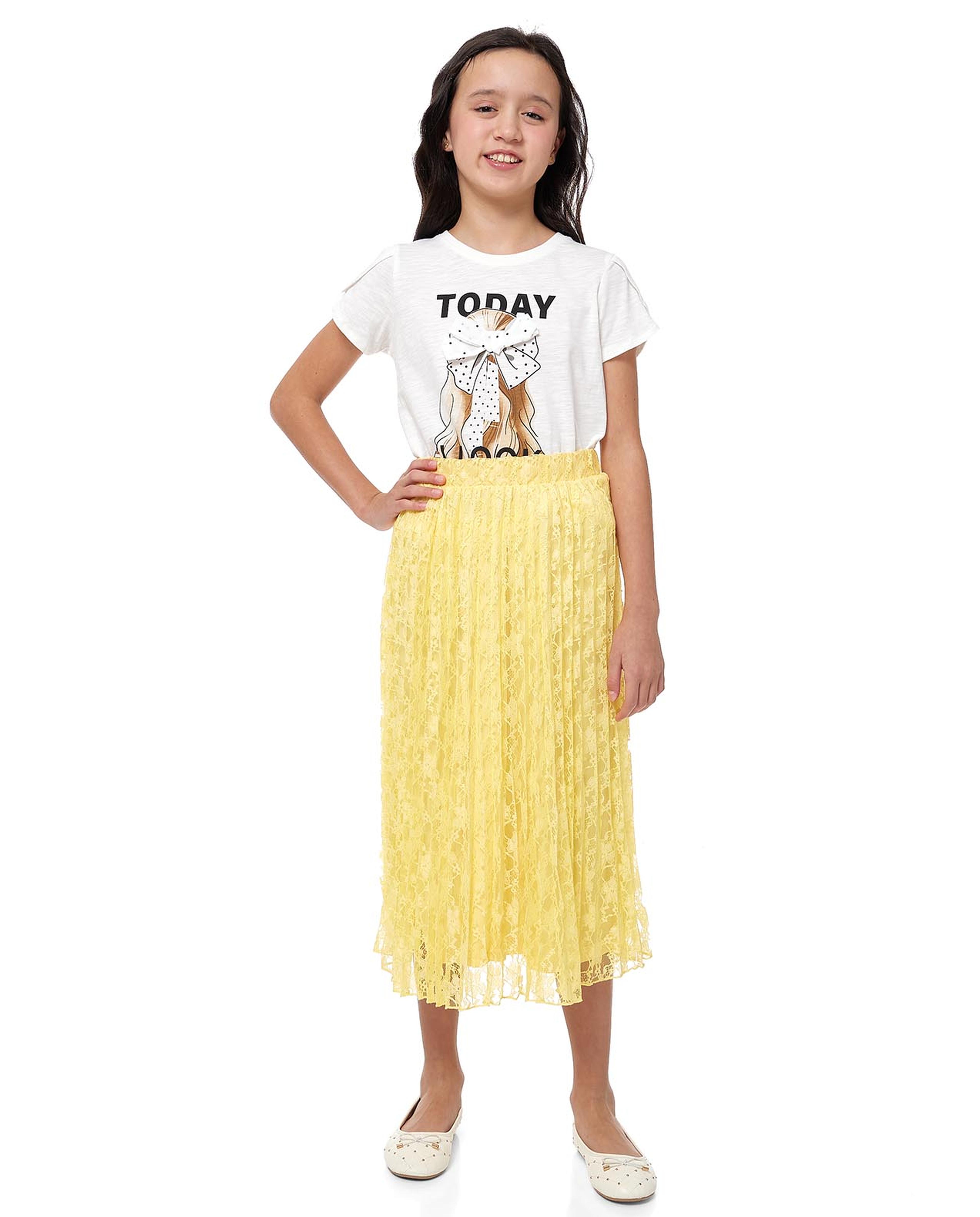 تيشيرت بطبعة وتنورة بكسرات