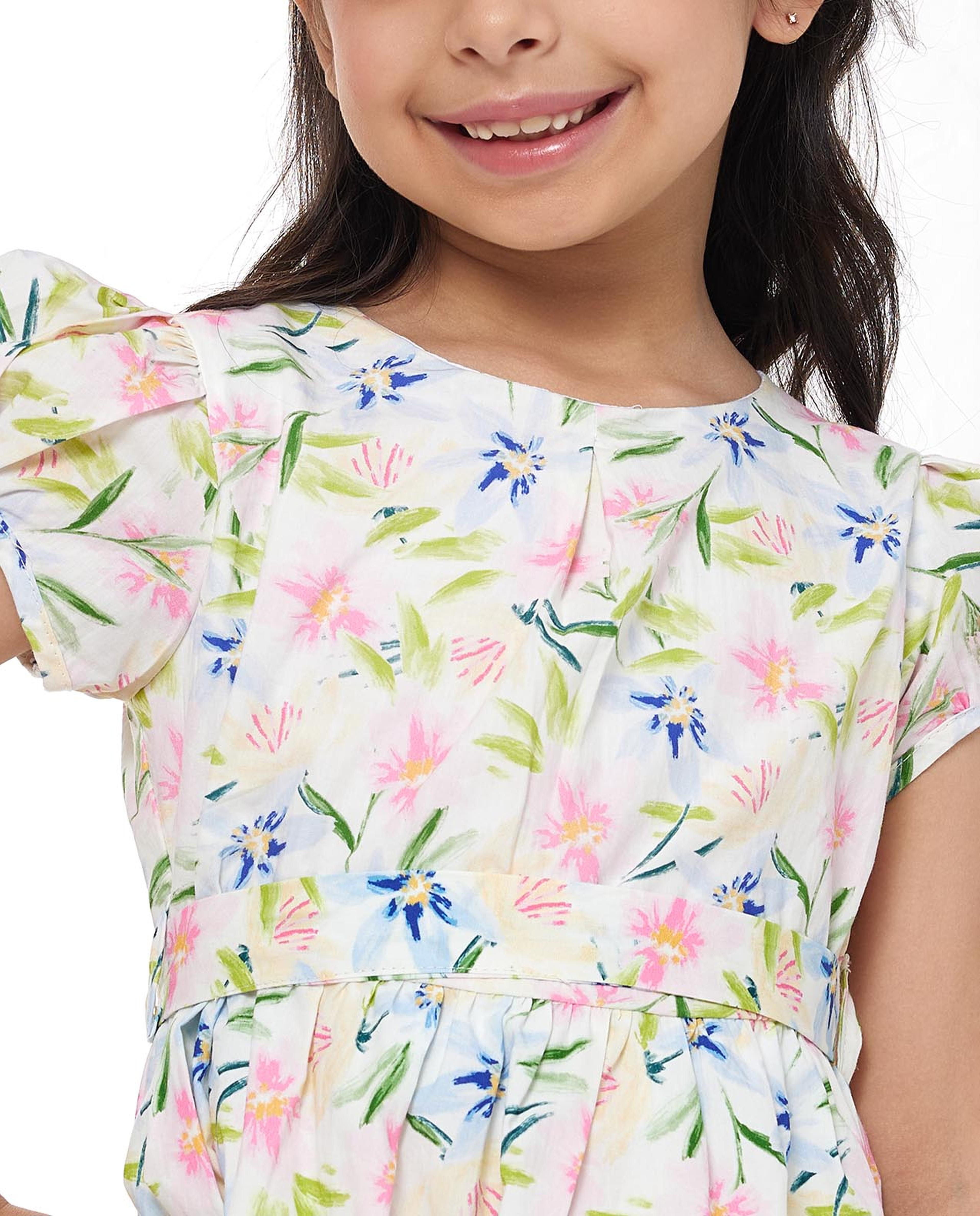 فستان بطبعة وبياقة دائرية وأكمام منفوخة