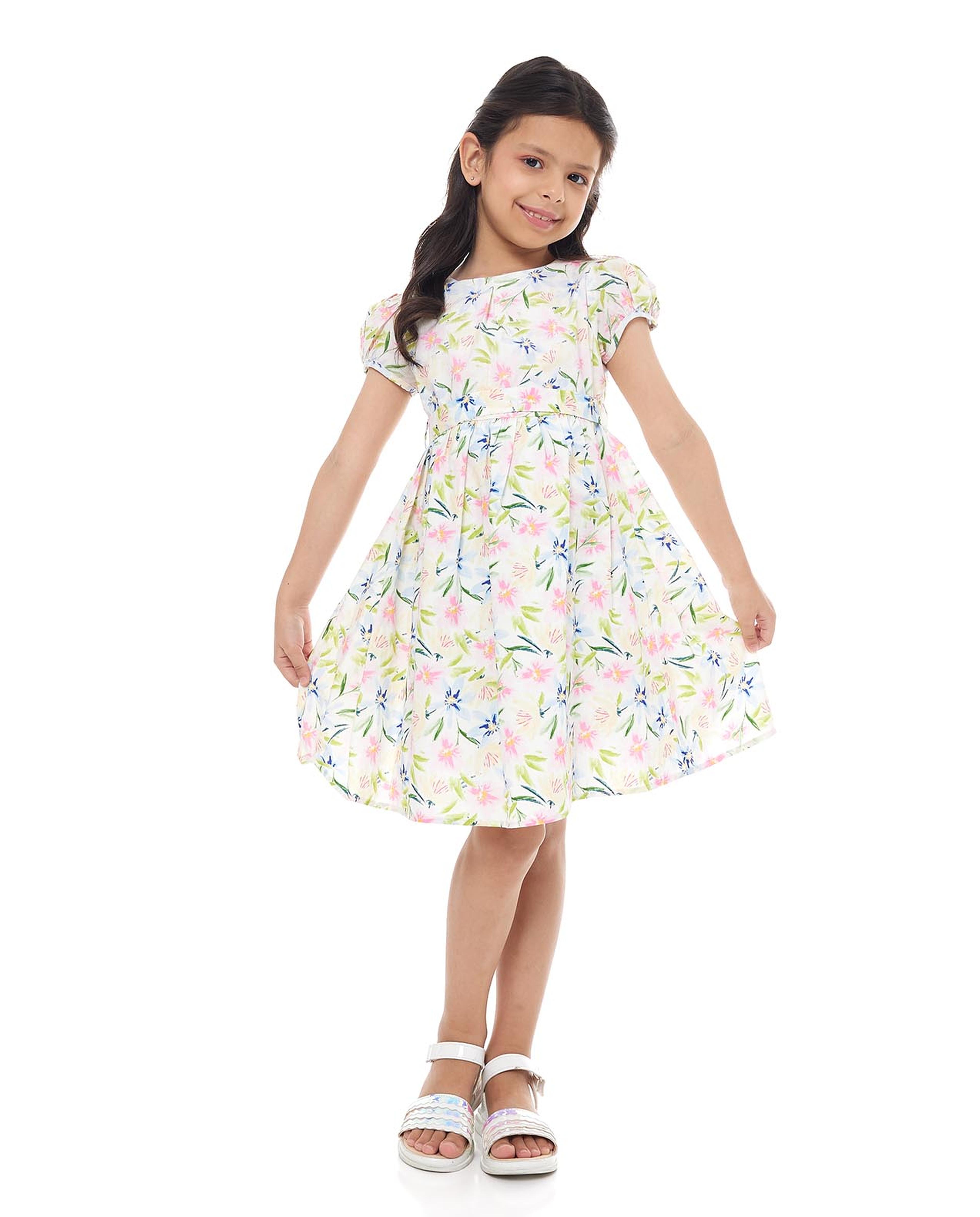 فستان بطبعة وبياقة دائرية وأكمام منفوخة