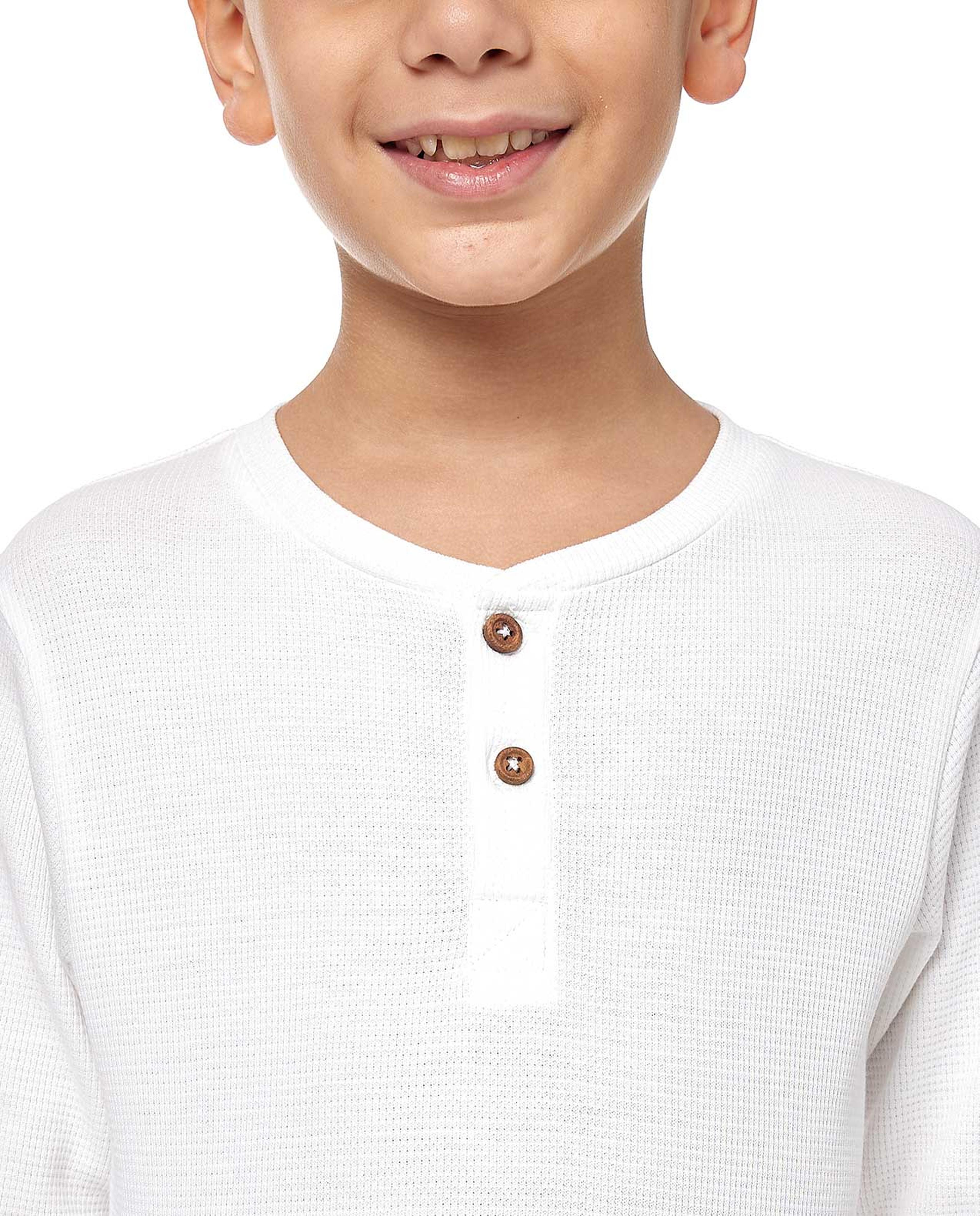 تيشيرت سادة بياقة هينلي كم طويل