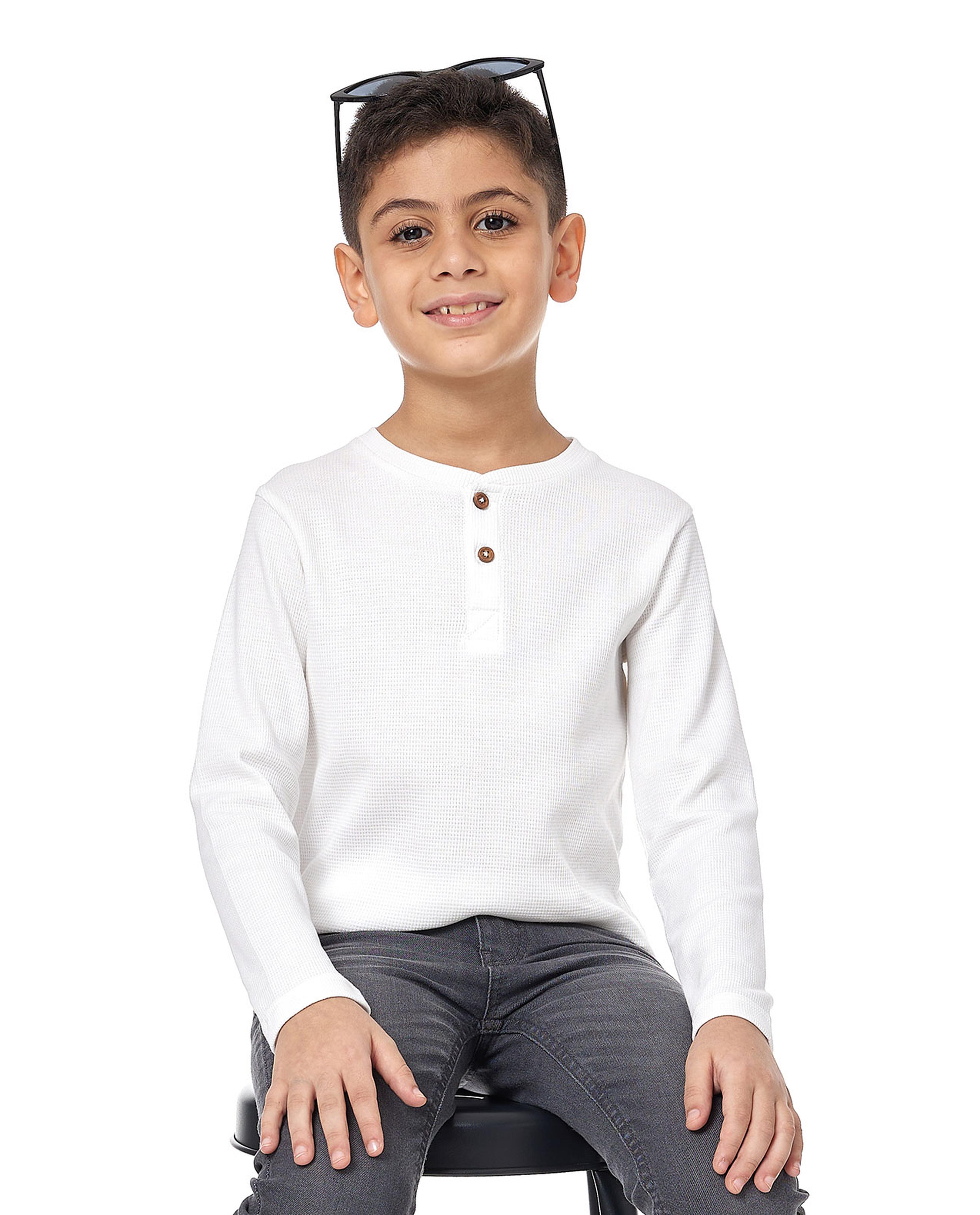 تيشيرت سادة بياقة هينلي كم طويل