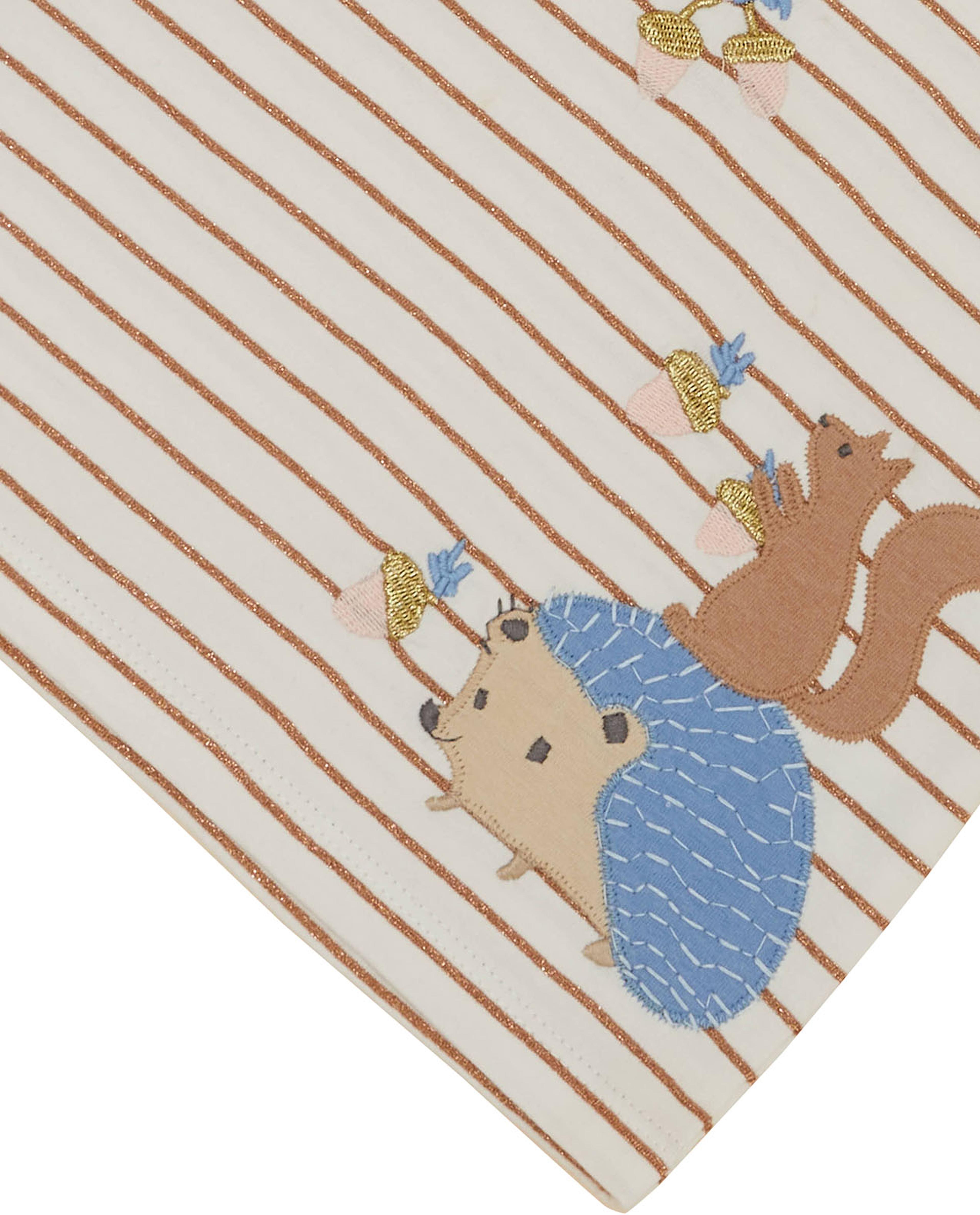 توب مطرز بأكمام طويلة