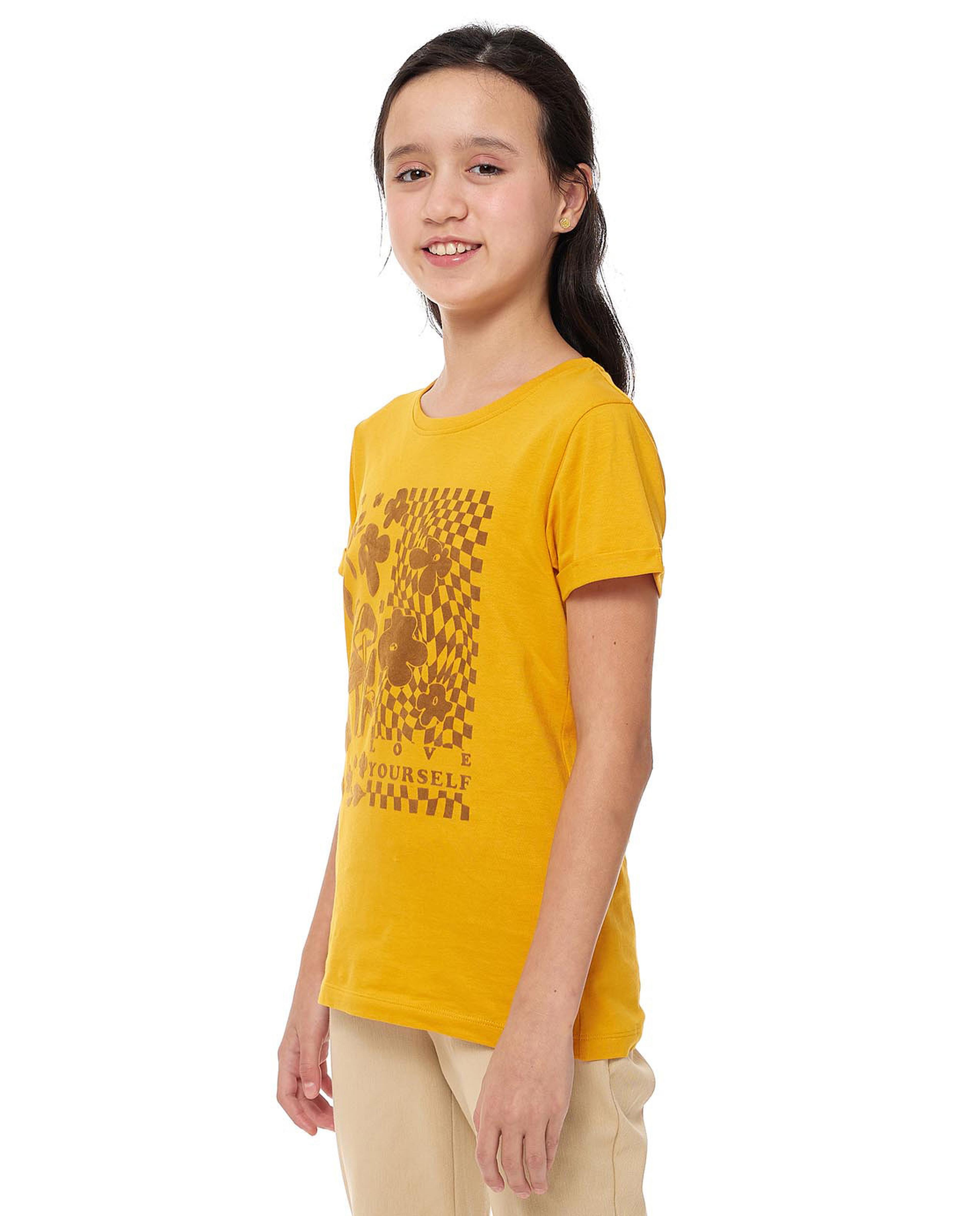 تيشيرت بطبعة جيرافيك بياقة دائرية بأكمام قصيرة