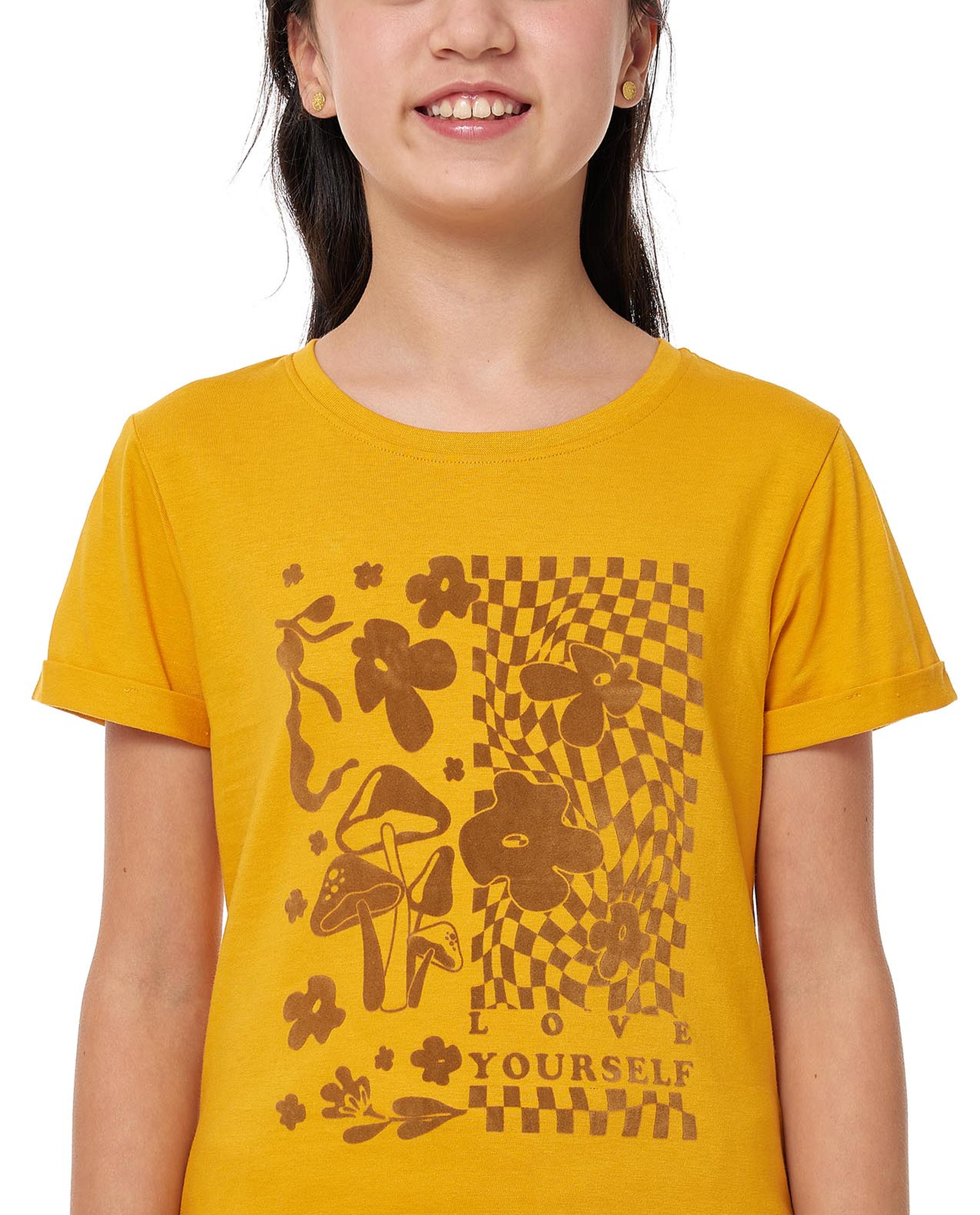 تيشيرت بطبعة جيرافيك بياقة دائرية بأكمام قصيرة