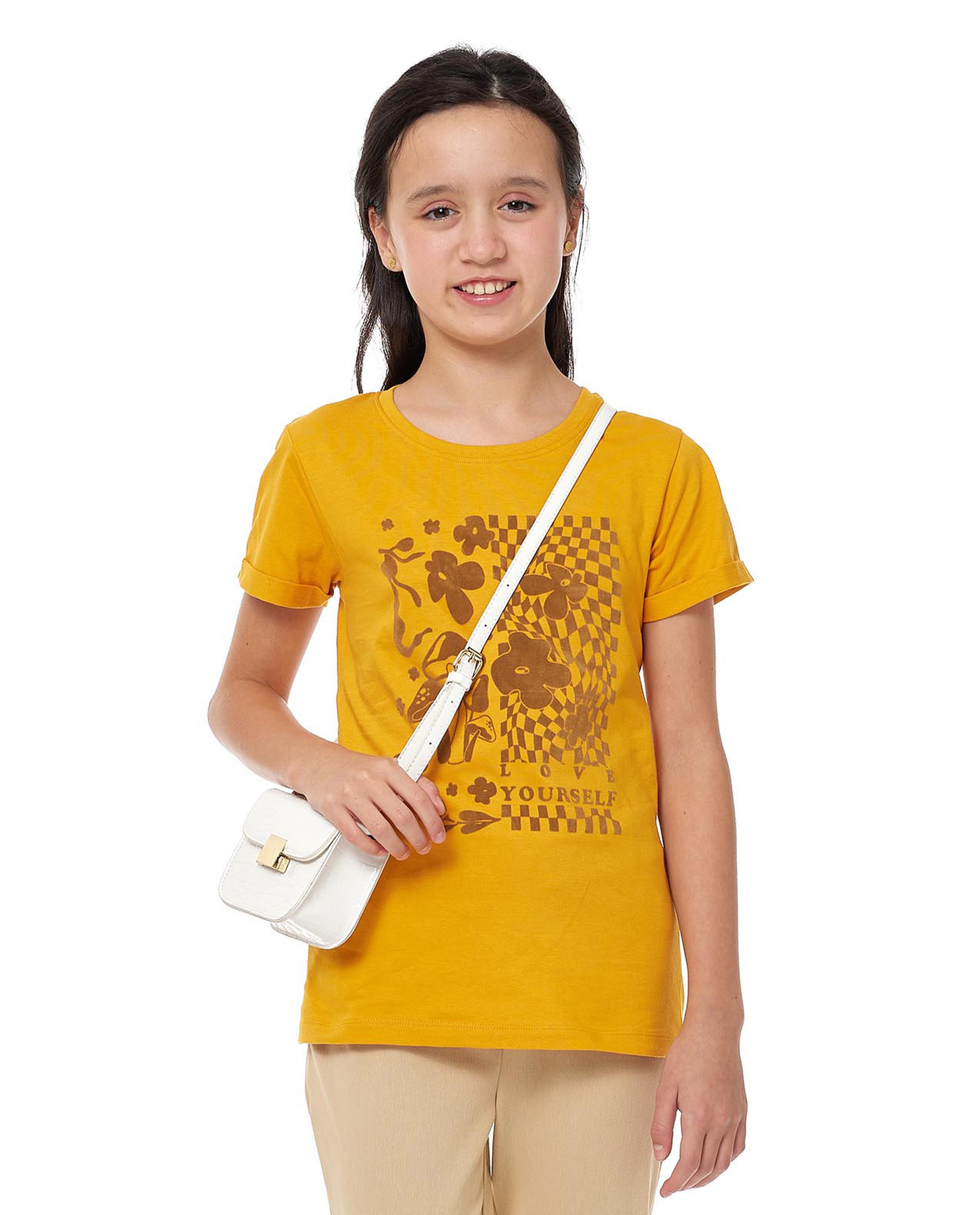 تيشيرت بطبعة جيرافيك بياقة دائرية بأكمام قصيرة