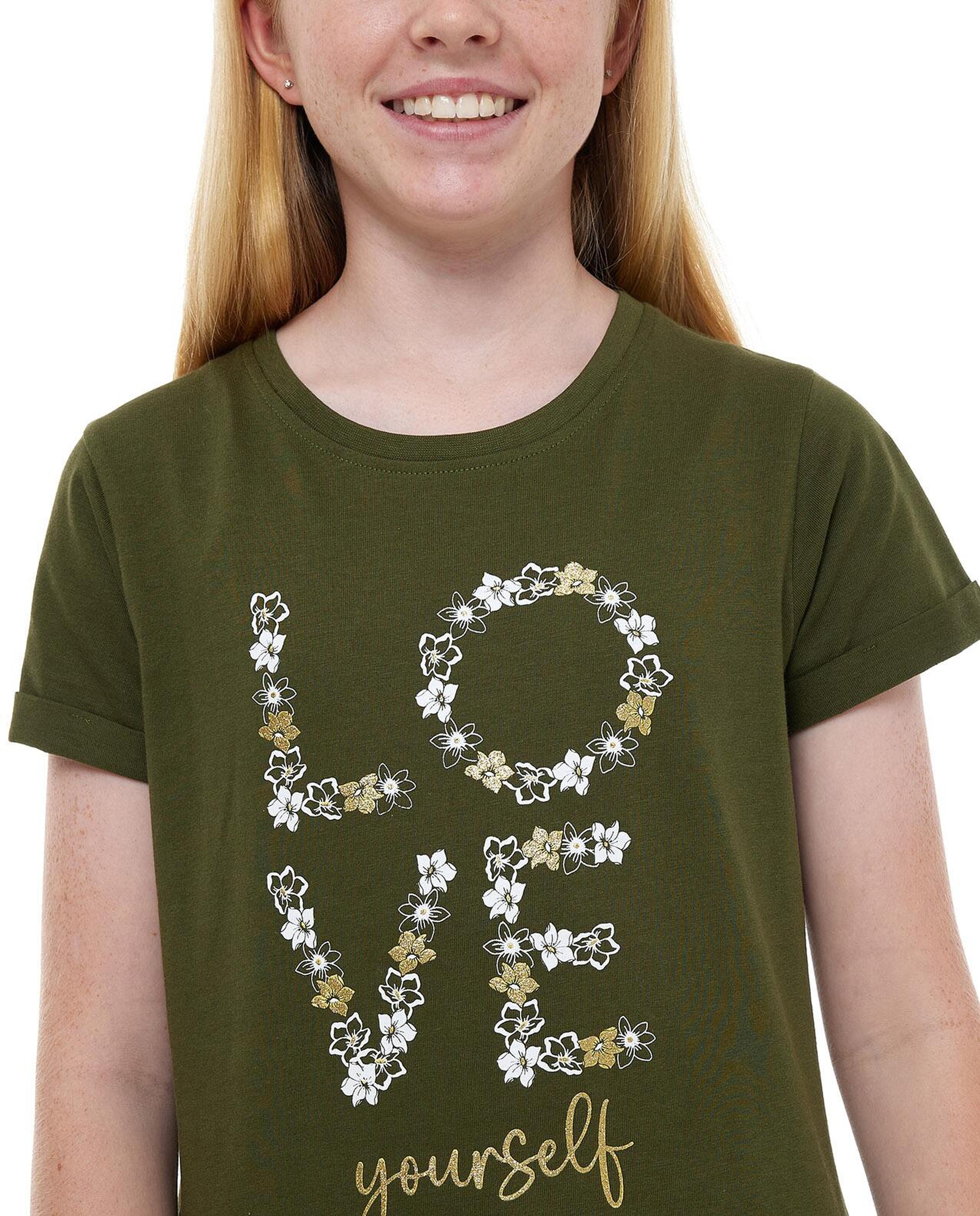 تيشيرت بطبعة جيرافيك بياقة دائرية بأكمام قصيرة