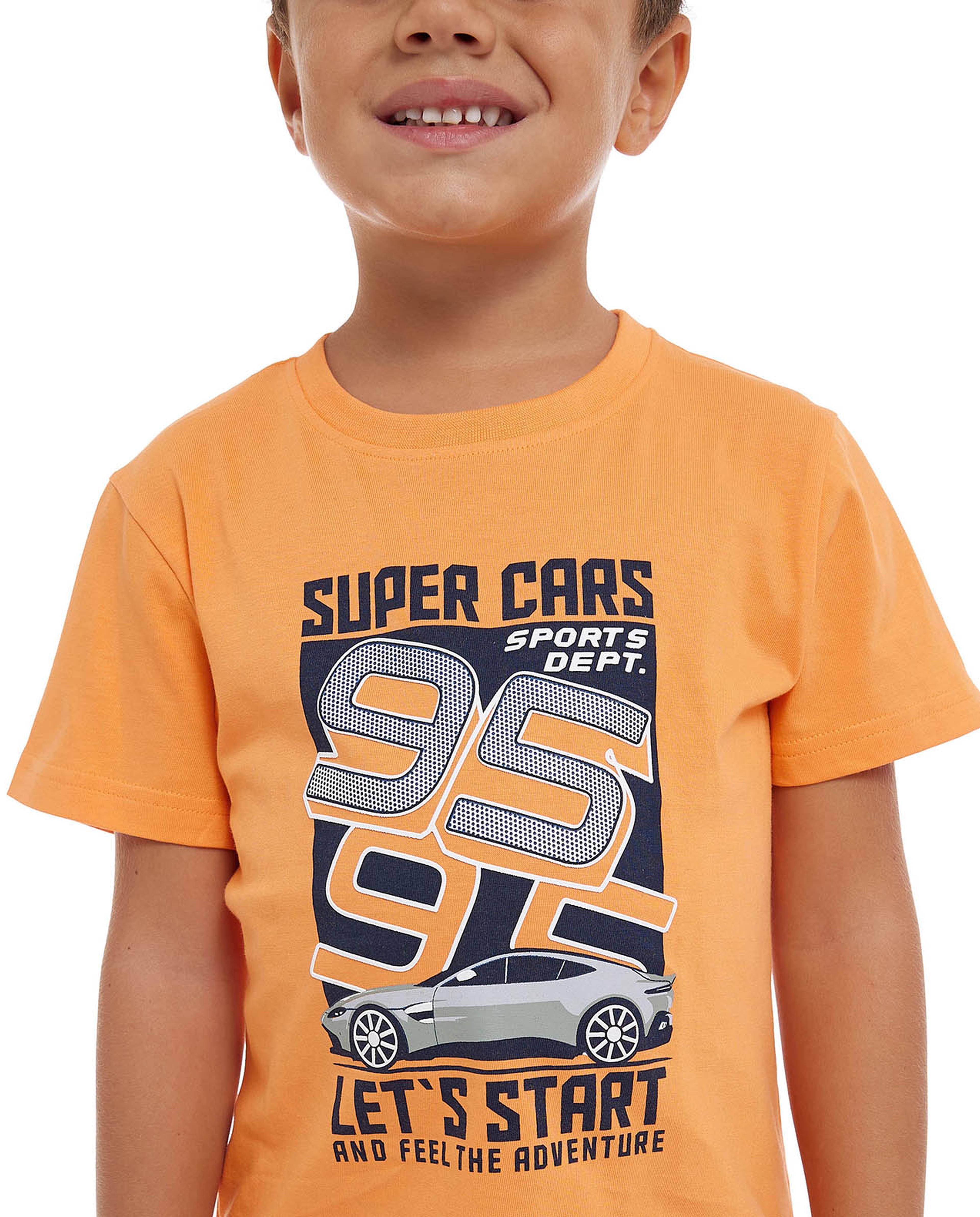 تيشيرت بطبعة بياقة دائرية بأكمام قصيرة