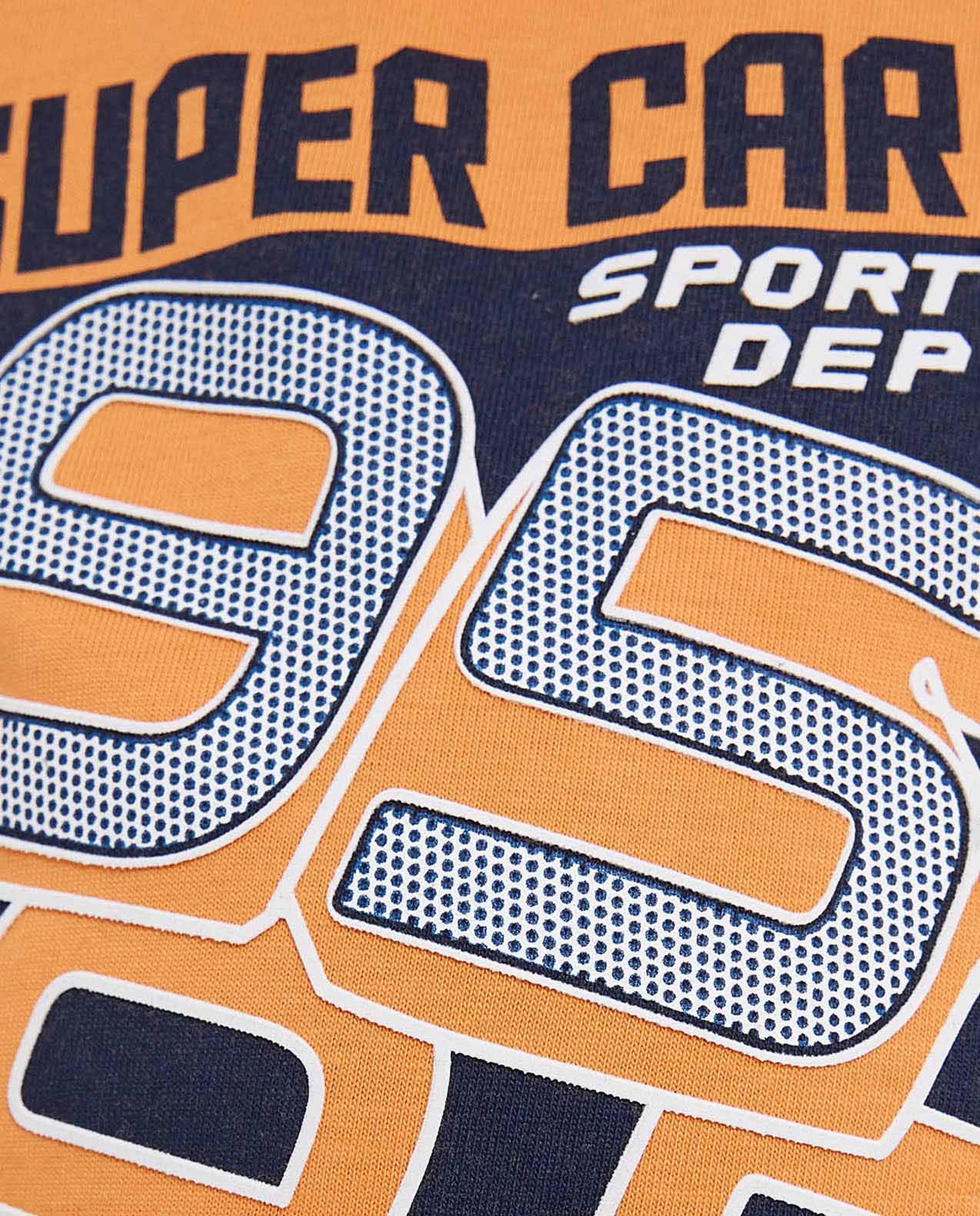 تيشيرت بطبعة بياقة دائرية بأكمام قصيرة