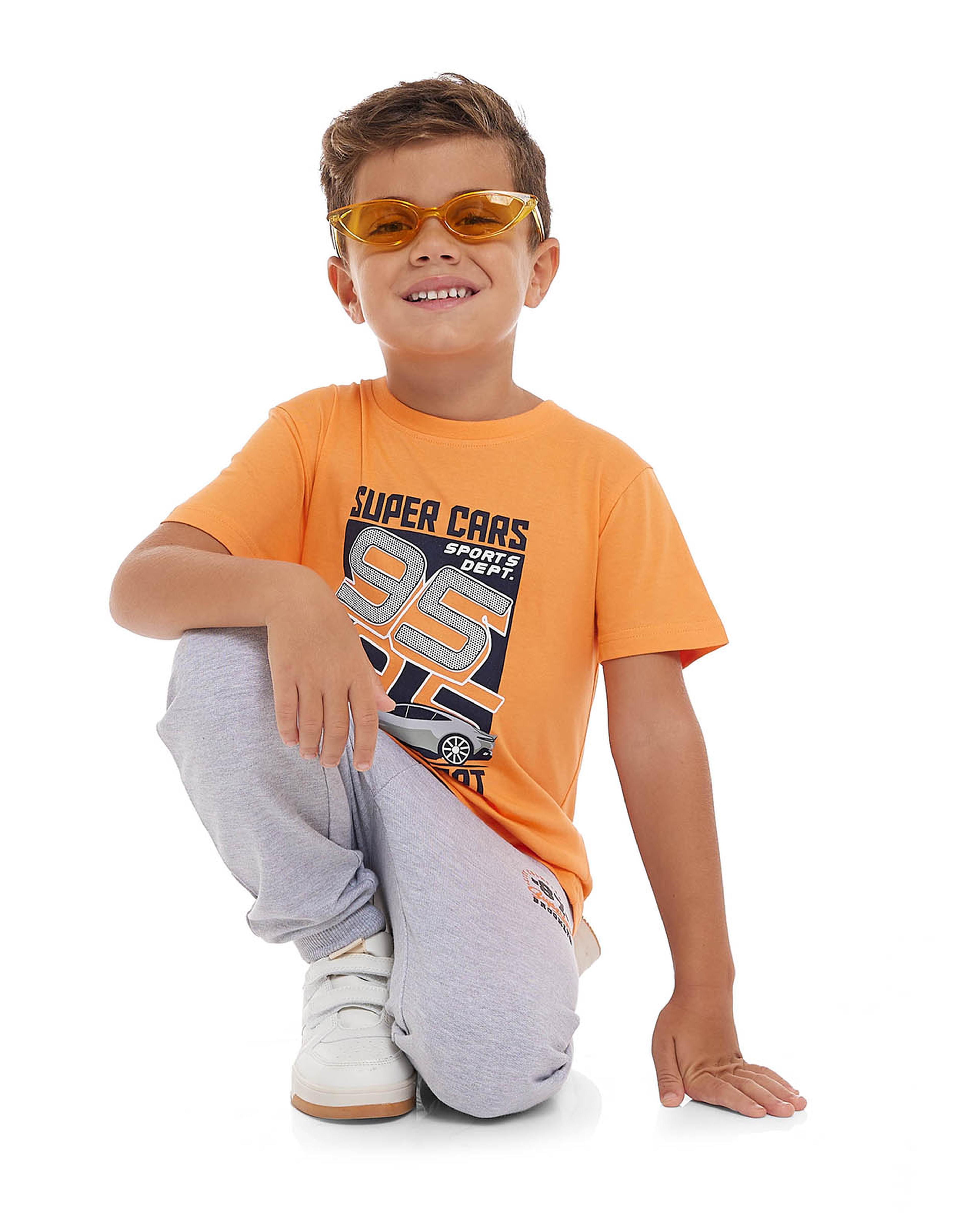 تيشيرت بطبعة بياقة دائرية بأكمام قصيرة