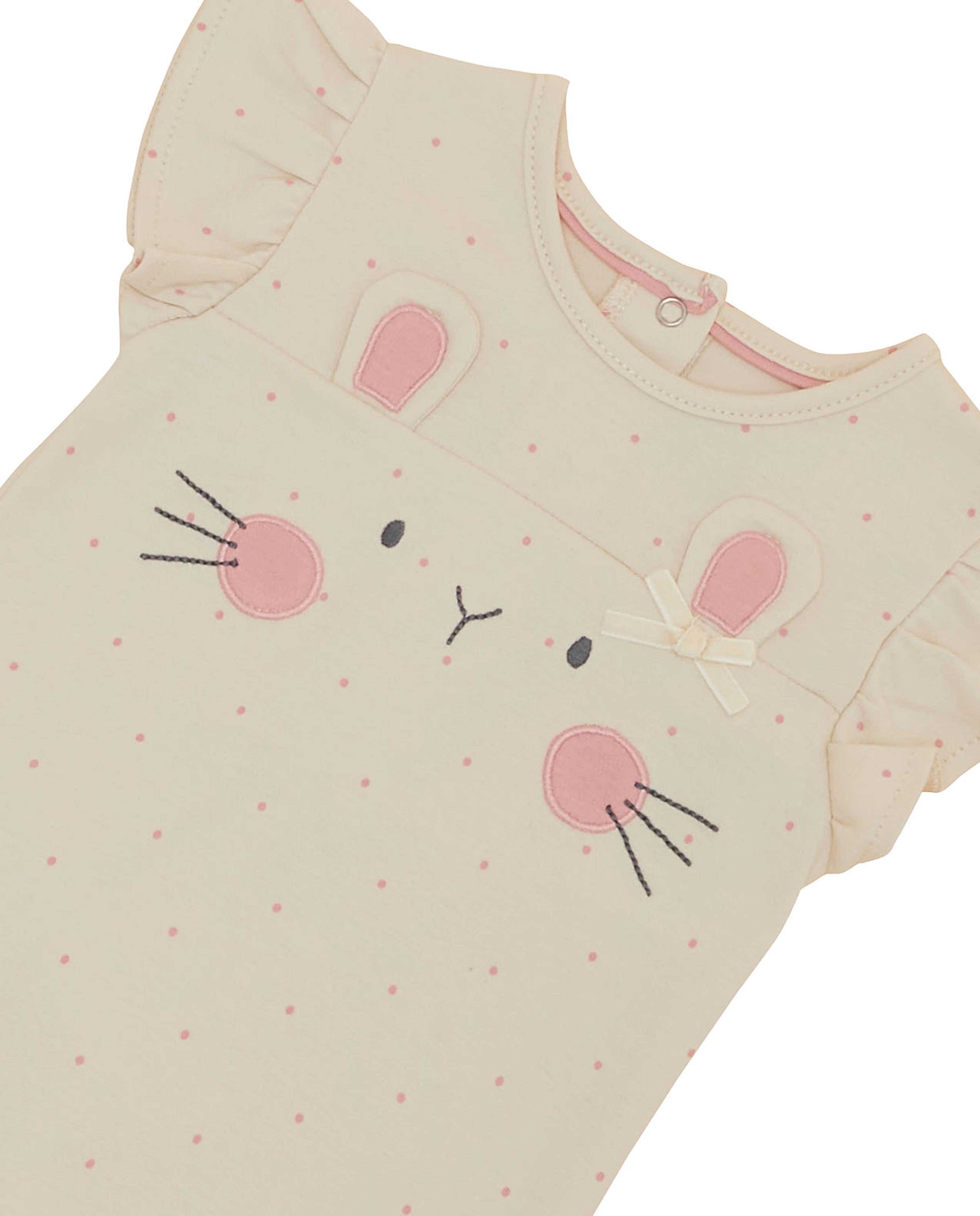 ثوب فضفاض مطرز بأكمام كشكش